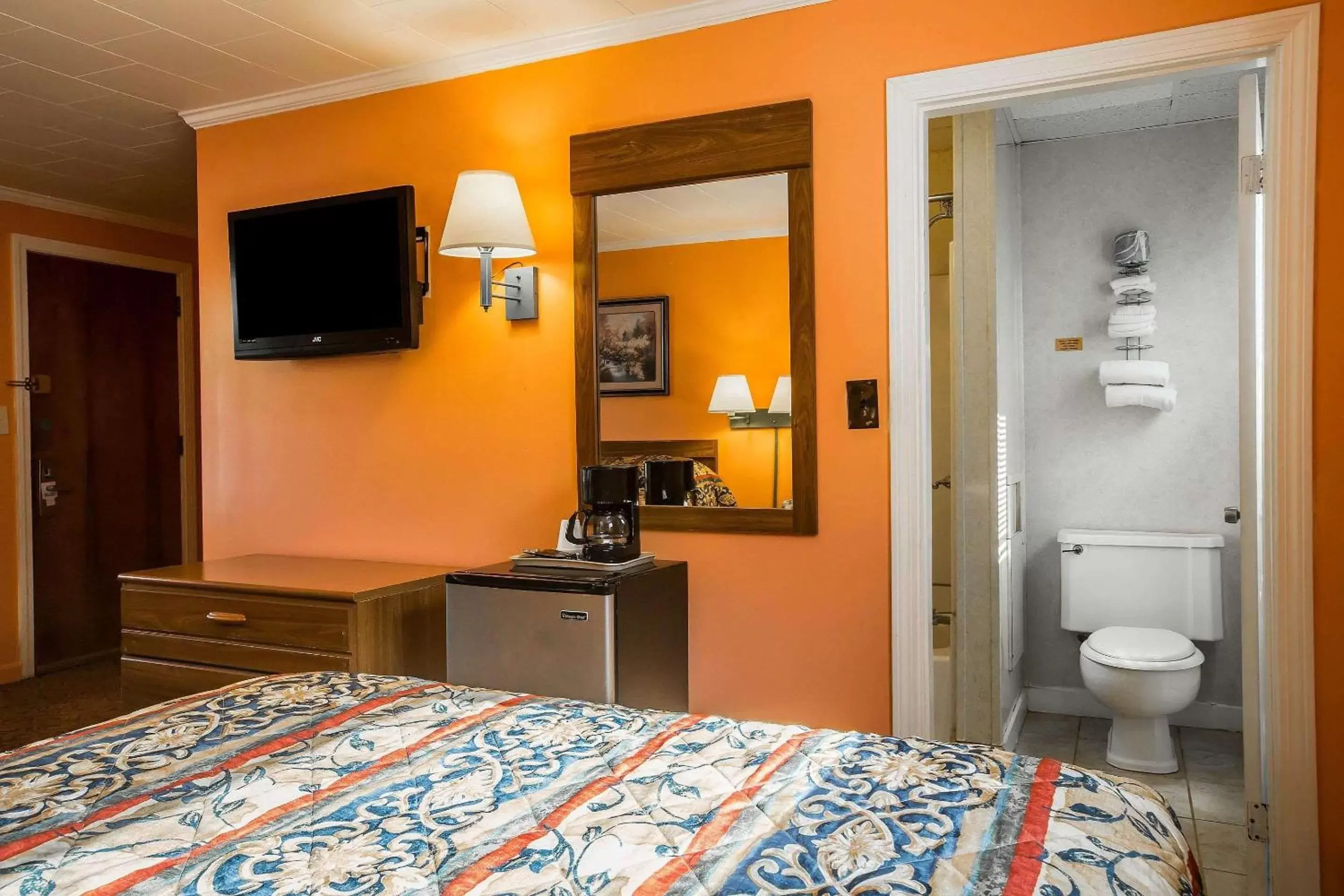 Photo of the whole room, Bed in Rodeway Inn Lincoln I-93 Photo of the whole room, Bed in Rodeway Inn Lincoln I-93