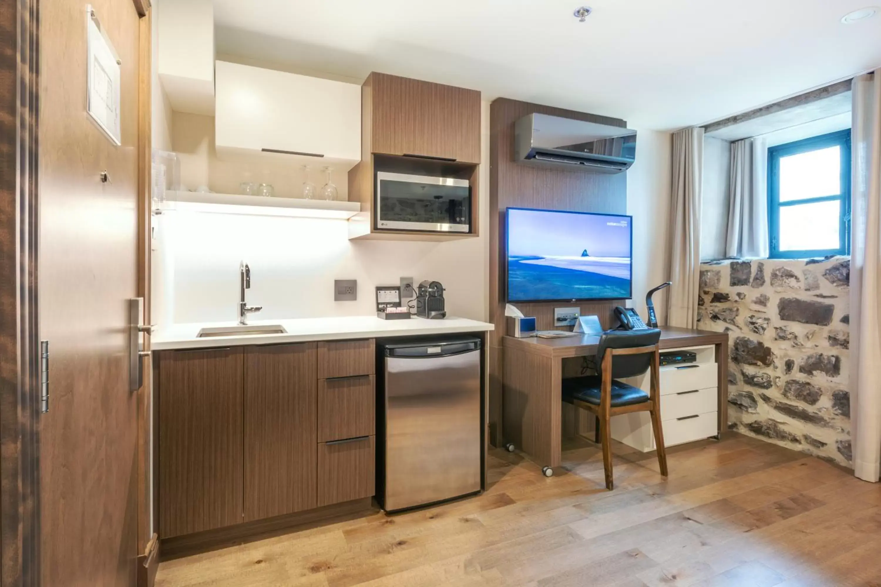 TV and multimedia, Kitchen/Kitchenette in La Maison Kent - Par Les Lofts Vieux-Québec