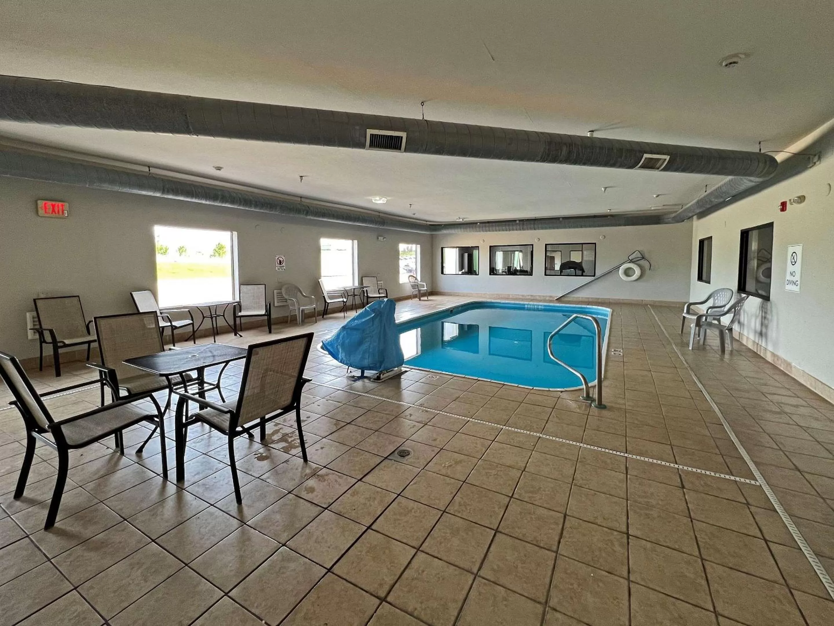 Swimming pool in Comfort Suites Jackson-Cape Girardeau