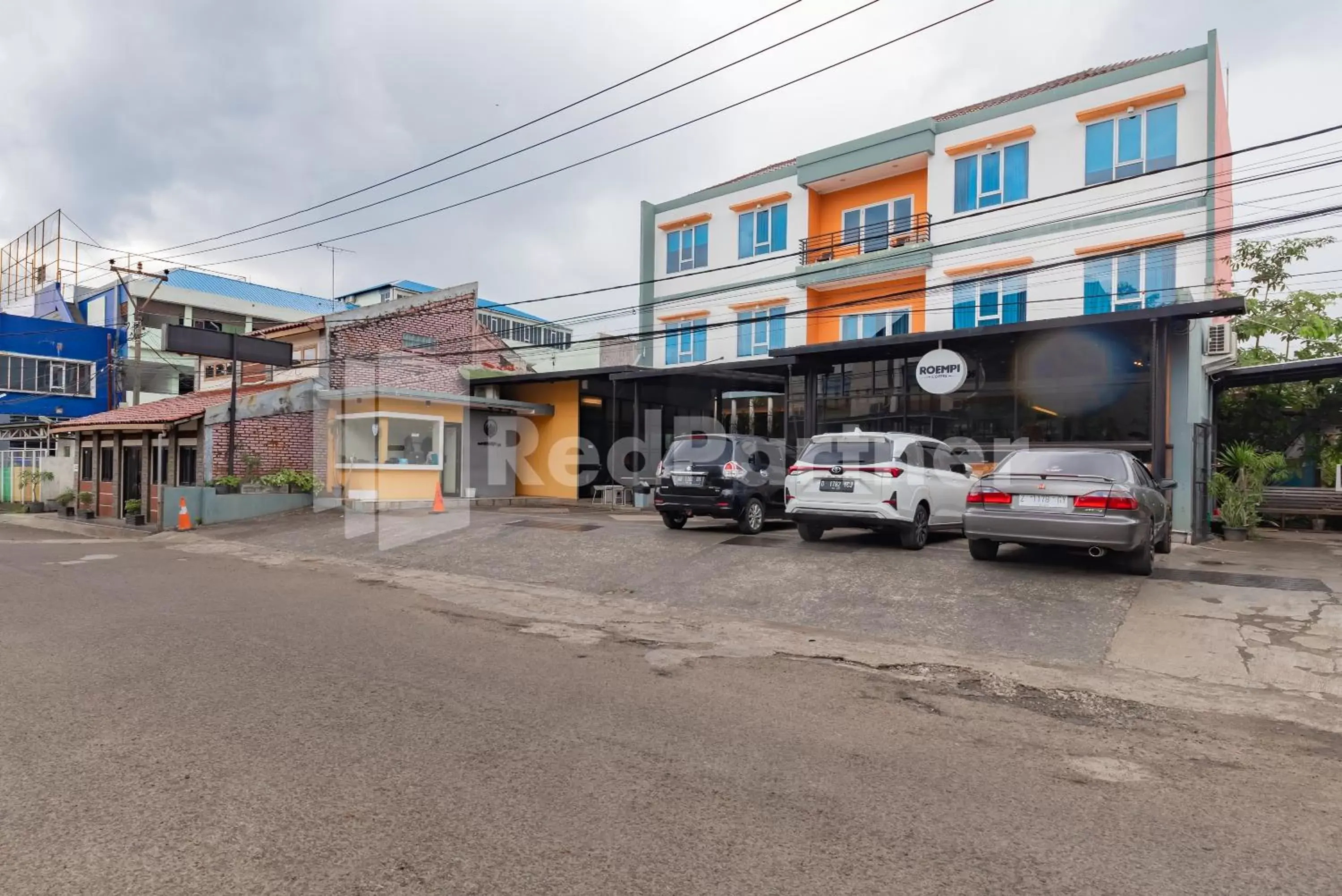 Property building in Alqueby Hotel near Kiara Artha Park & Trans Studio Mall Mitra RedDoorz Property building in Alqueby Hotel near Kiara Artha Park & Trans Studio Mall Mitra RedDoorz