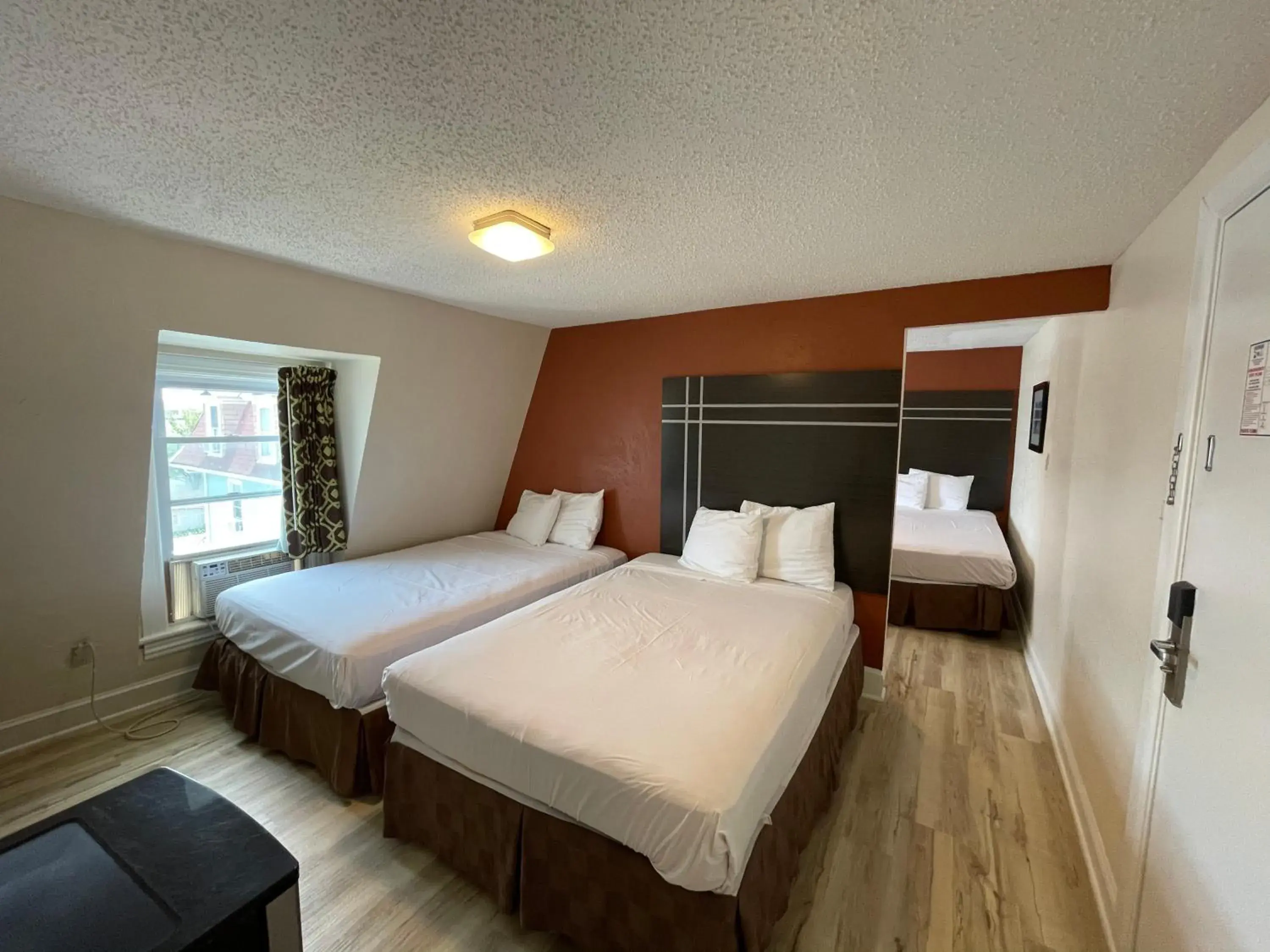 Bed in Wildwood Inn, a Travelodge by Wyndham