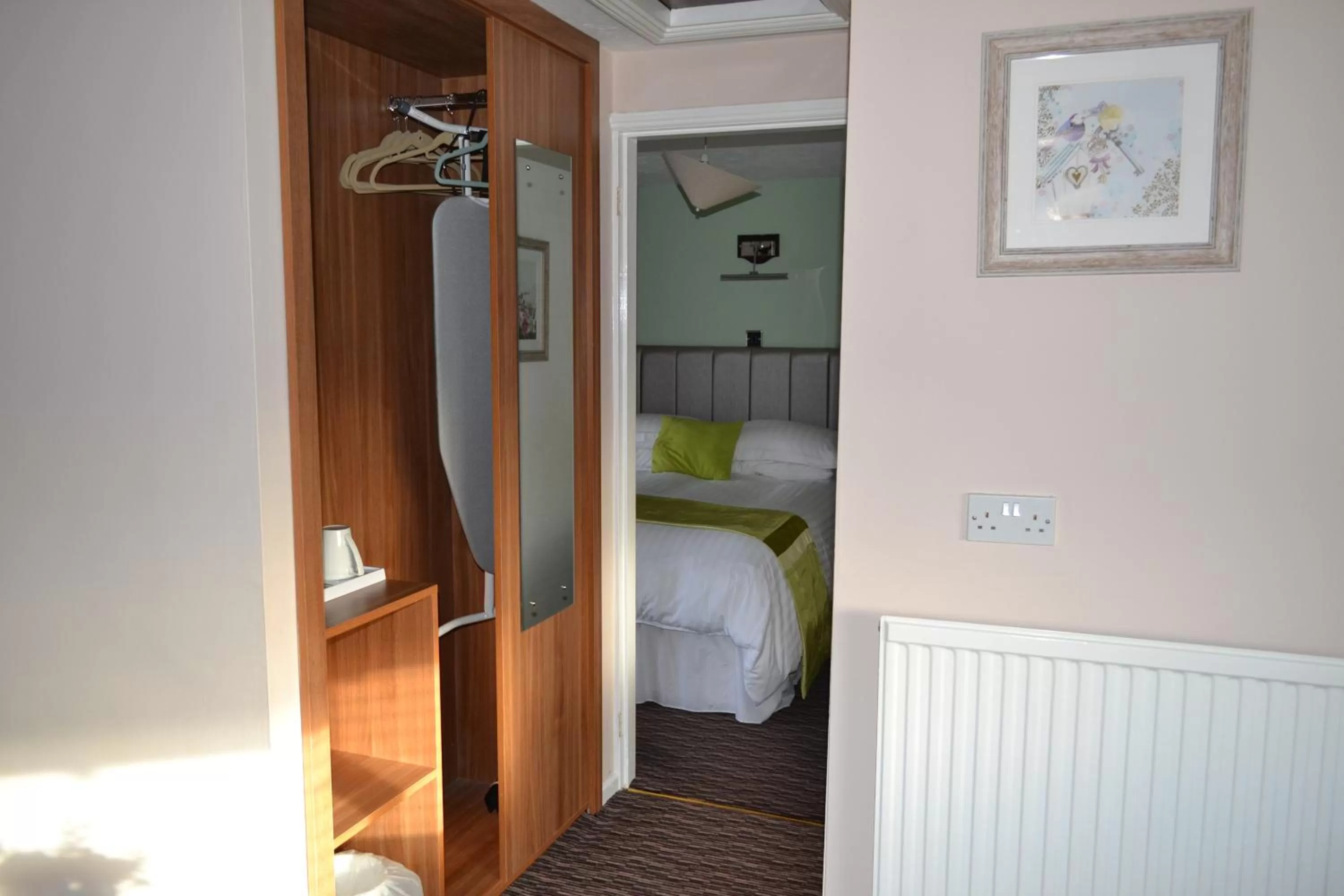 Photo of the whole room, Bathroom in Oak Tree Inn