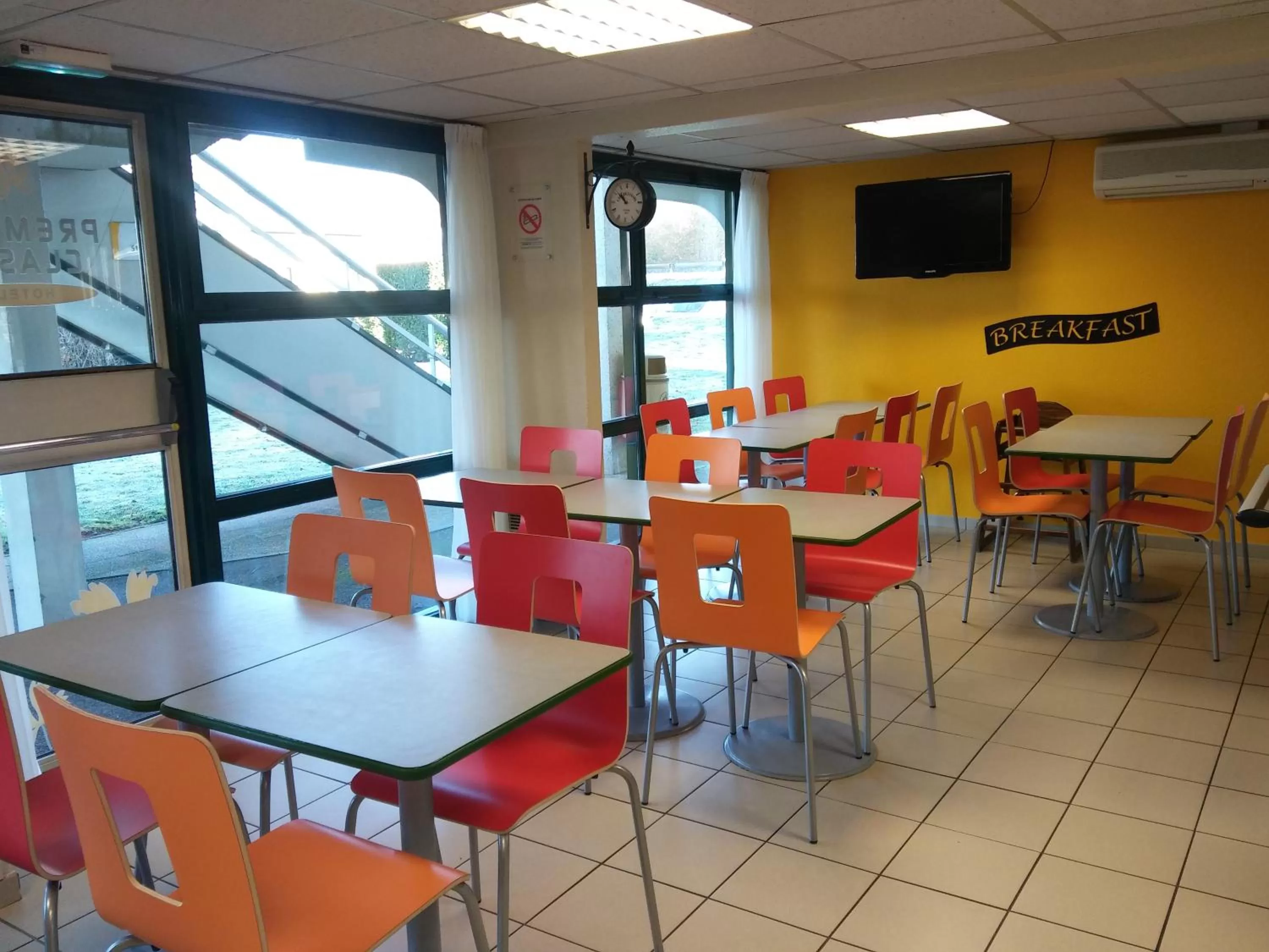 Dining area in Premiere Classe Roanne Perreux