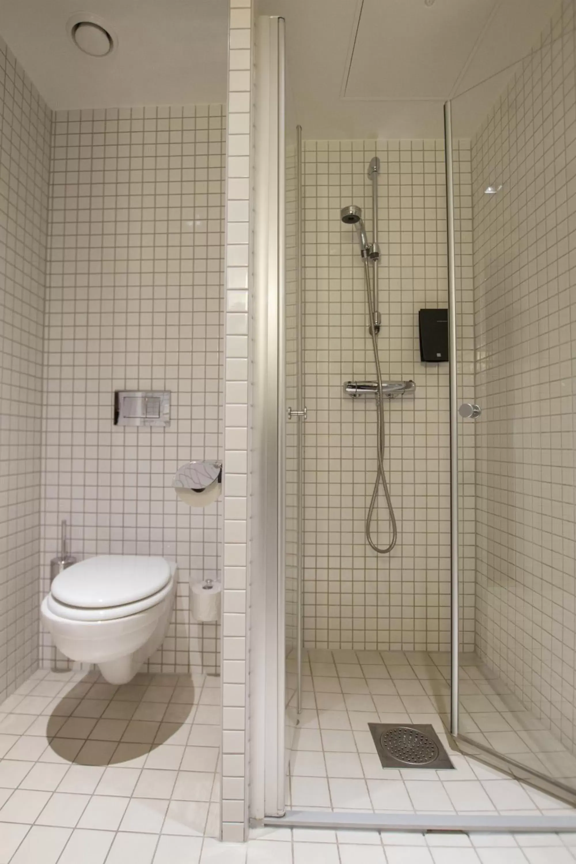 Shower, Bathroom in Clarion Collection Hotel Havnekontoret