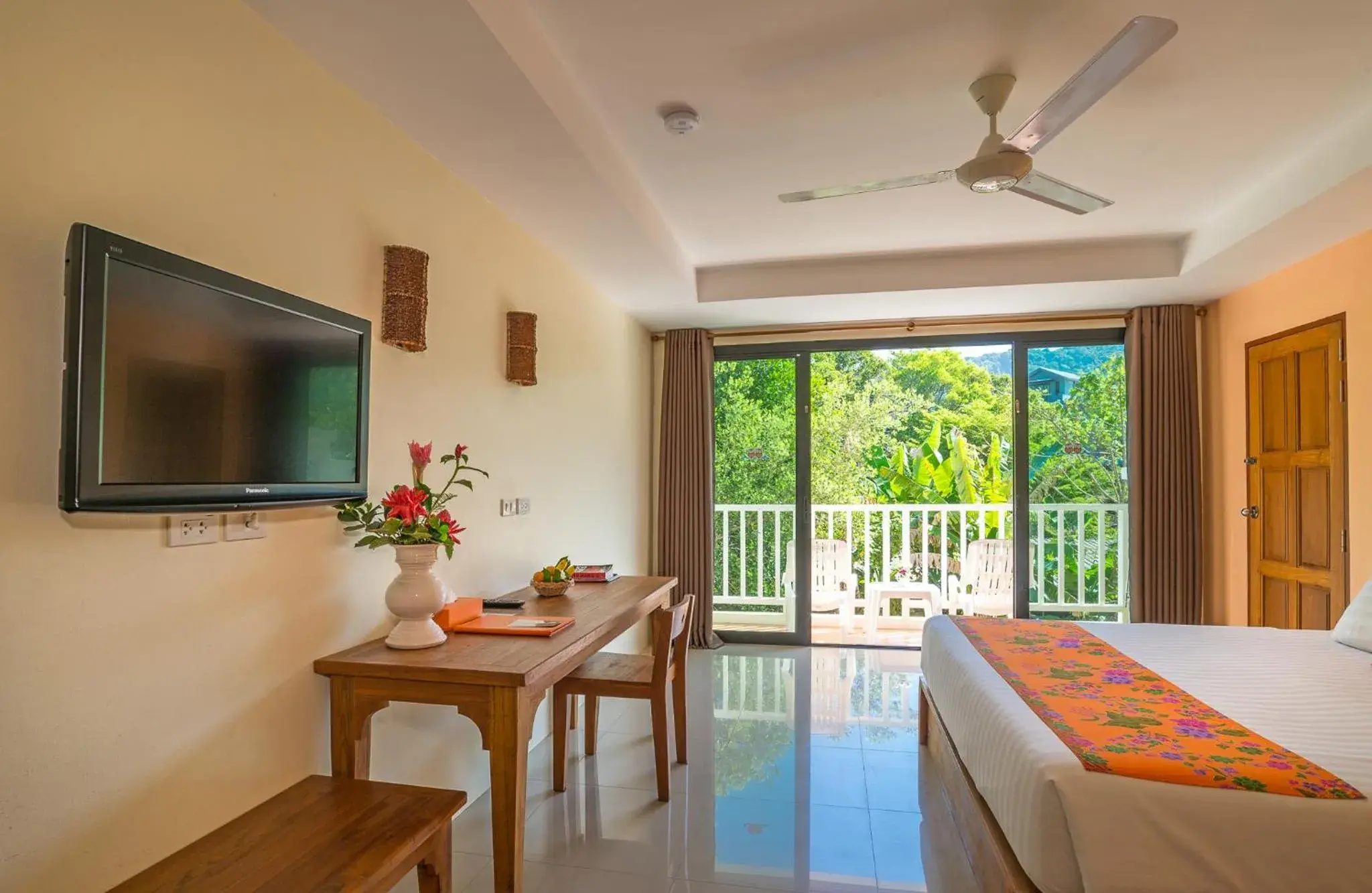 Photo of the whole room, TV/Entertainment Center in Srisuksant Resort