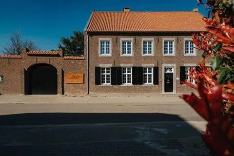 Property building in Amitié