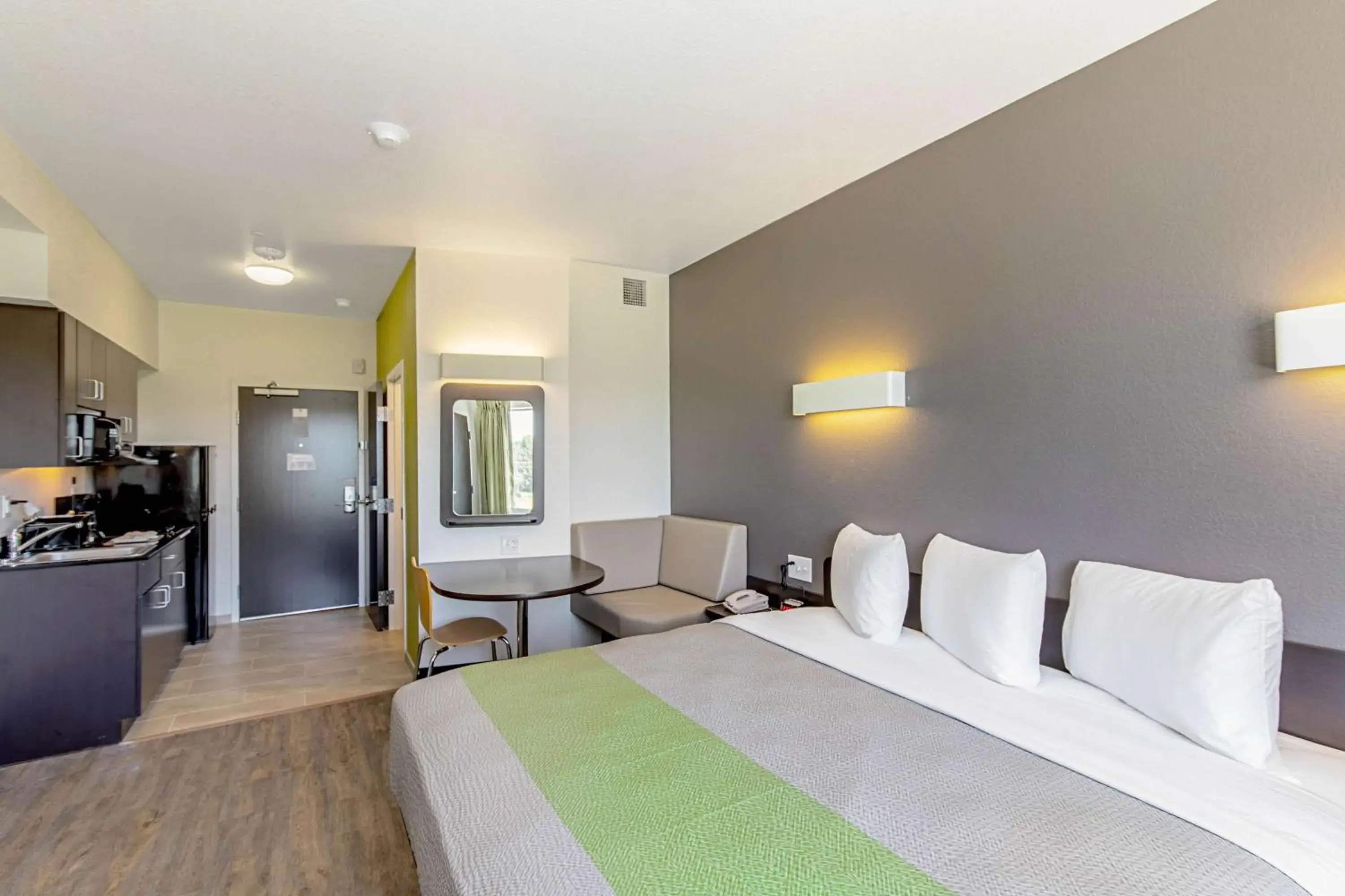 Photo of the whole room, Bed in Studio 6 Austin Airport Photo of the whole room, Bed in Studio 6 Austin Airport