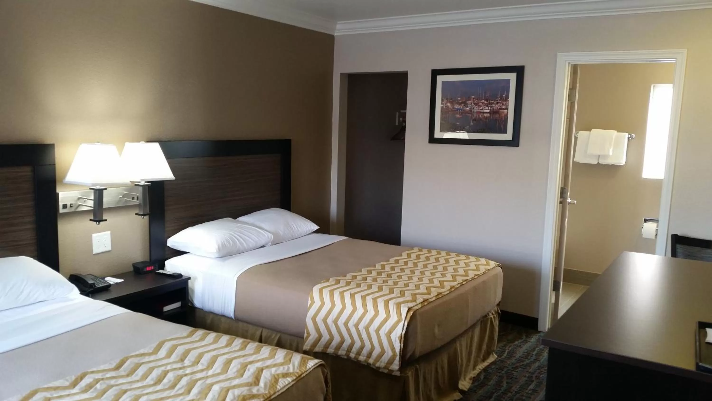 Bedroom, Bed in Travelodge by Wyndham Eureka