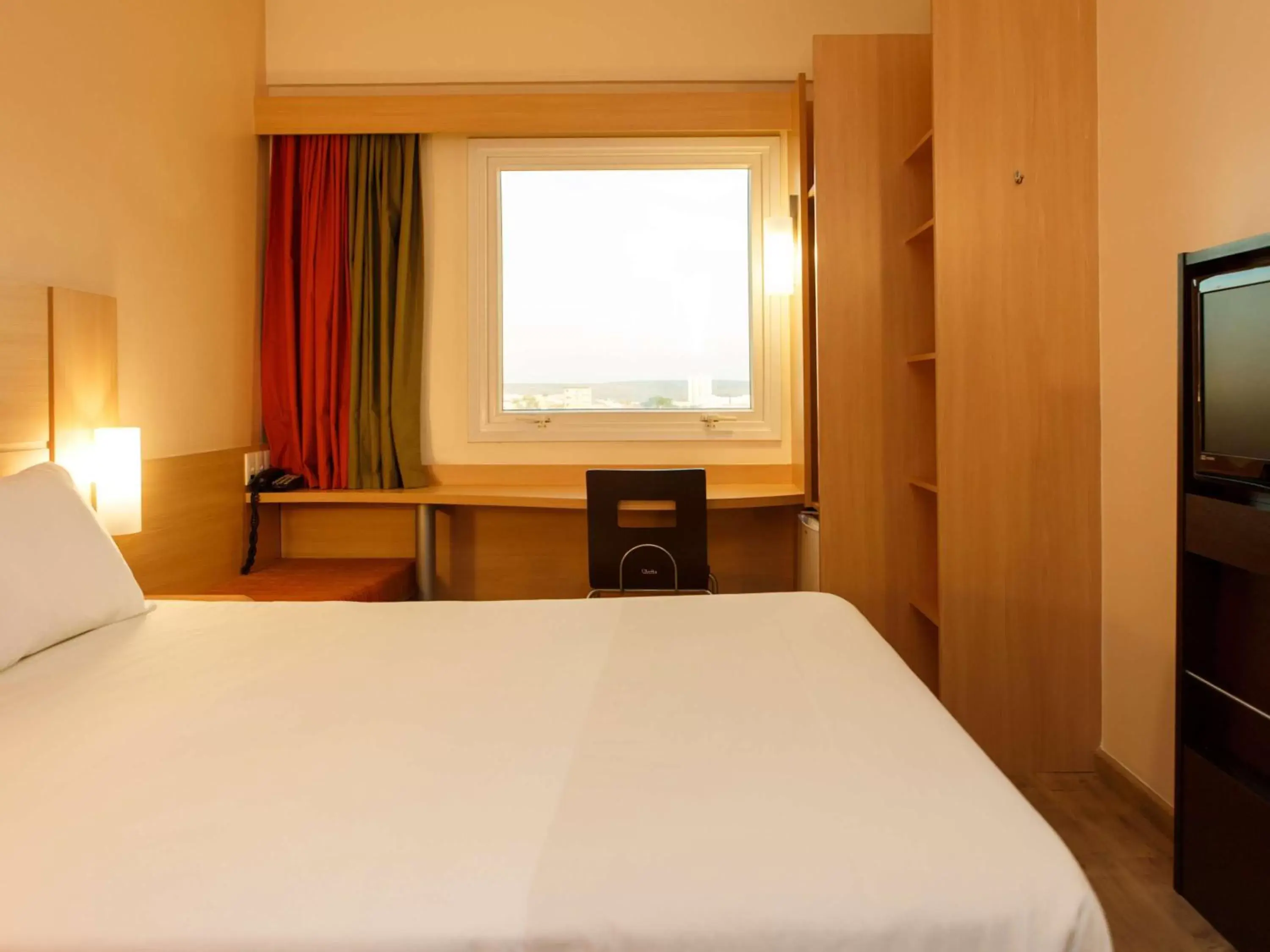 Photo of the whole room, Bed in ibis Vitoria da Conquista