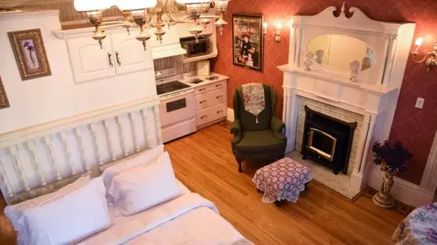 Bed, Seating Area in The Noble Waterfront Apartment Suites