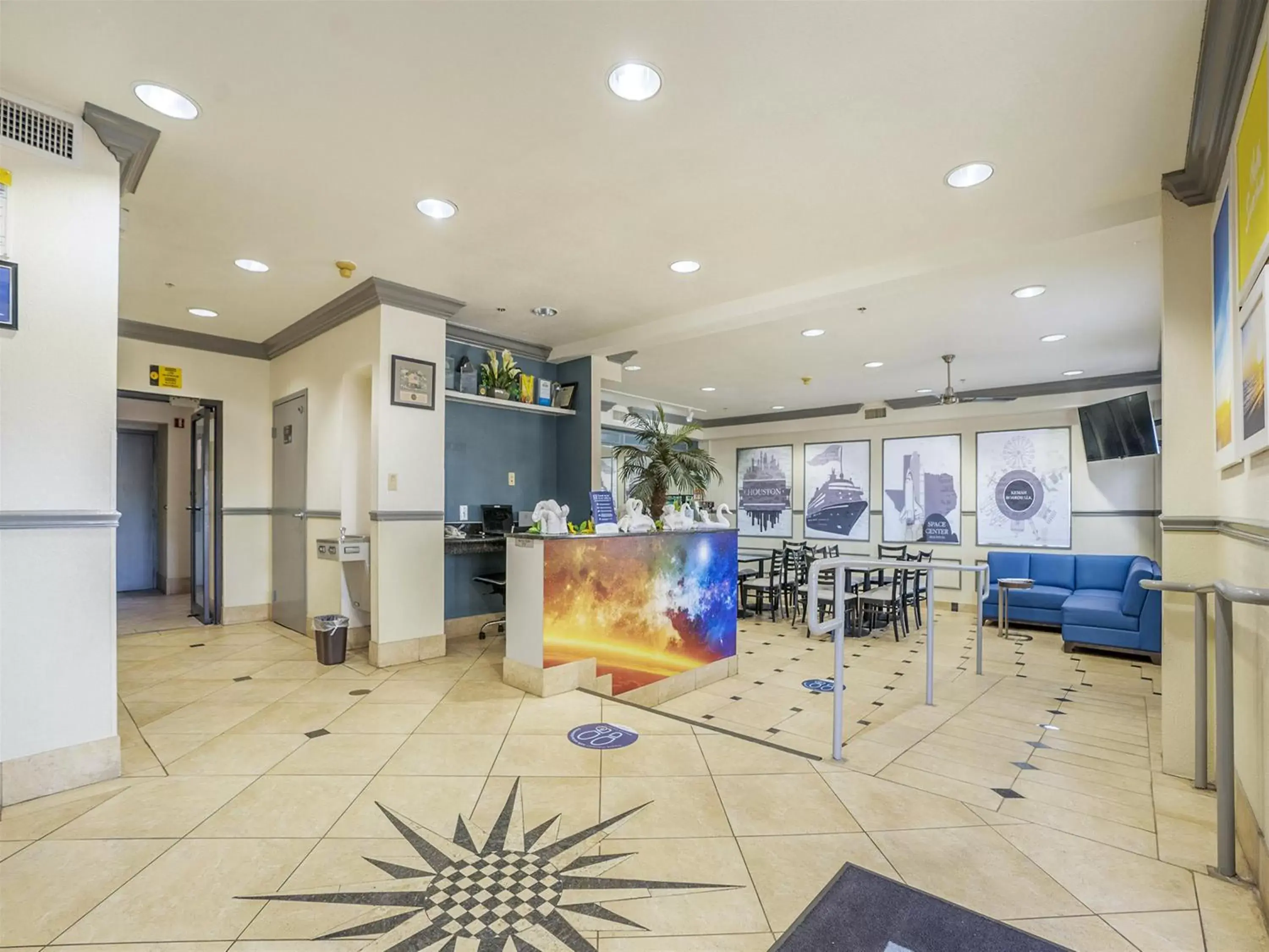 Lobby/Reception in Days Inn & Suites by Wyndham Webster NASA-ClearLake-Houston