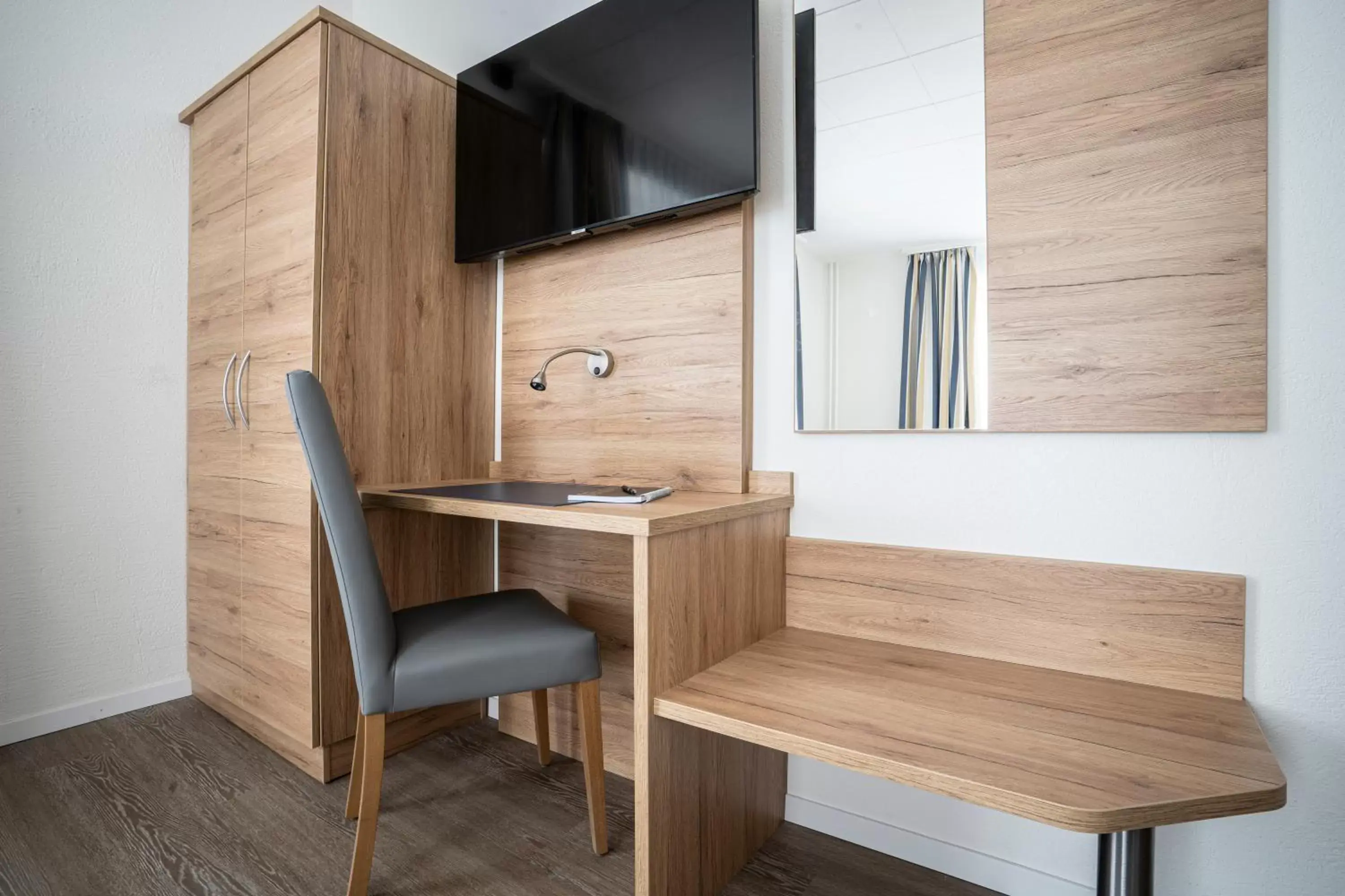 TV and multimedia, Dining Area in Hotel Perron 10