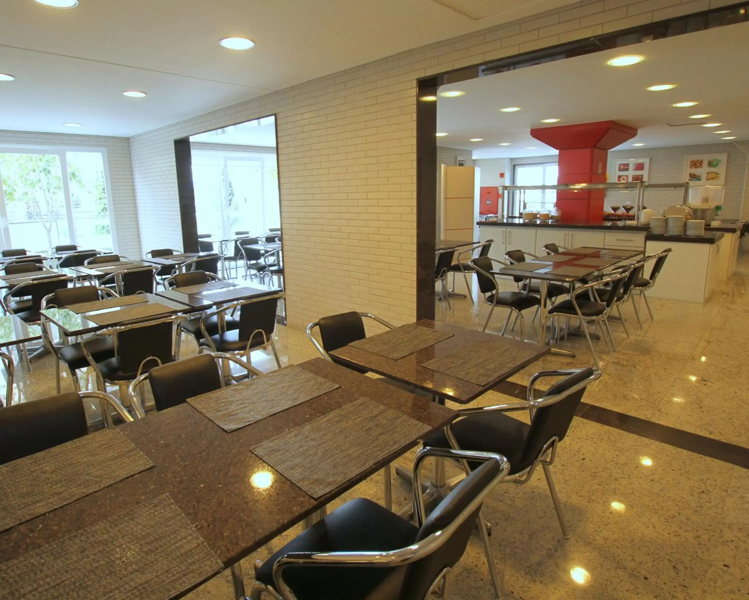Restaurant/places to eat in Hotel Confiance Batel Restaurant/places to eat in Hotel Confiance Batel