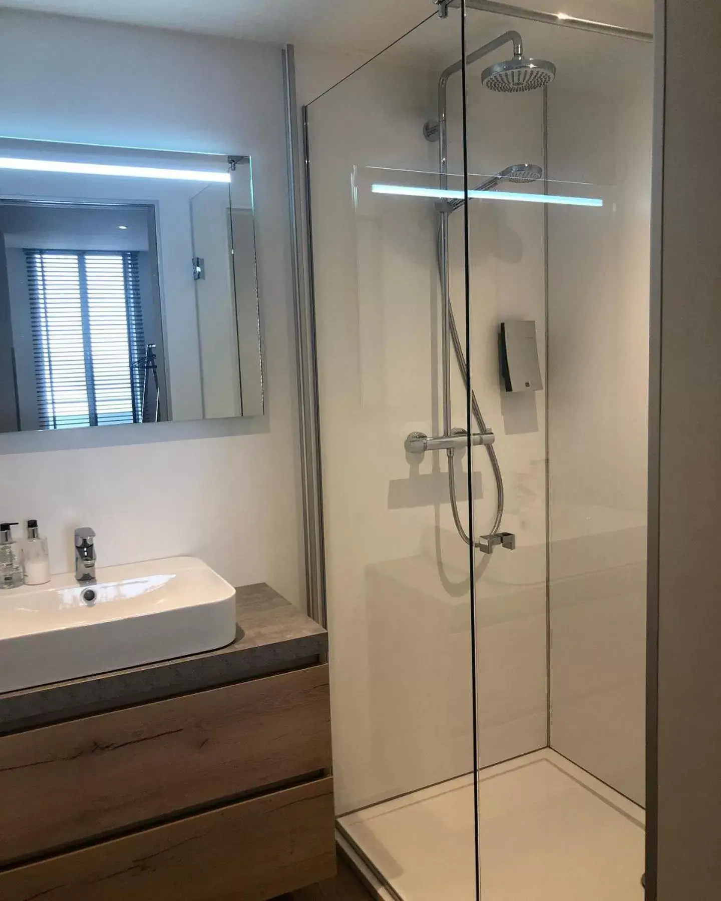 Shower, Bathroom in Hotel De Limbourg