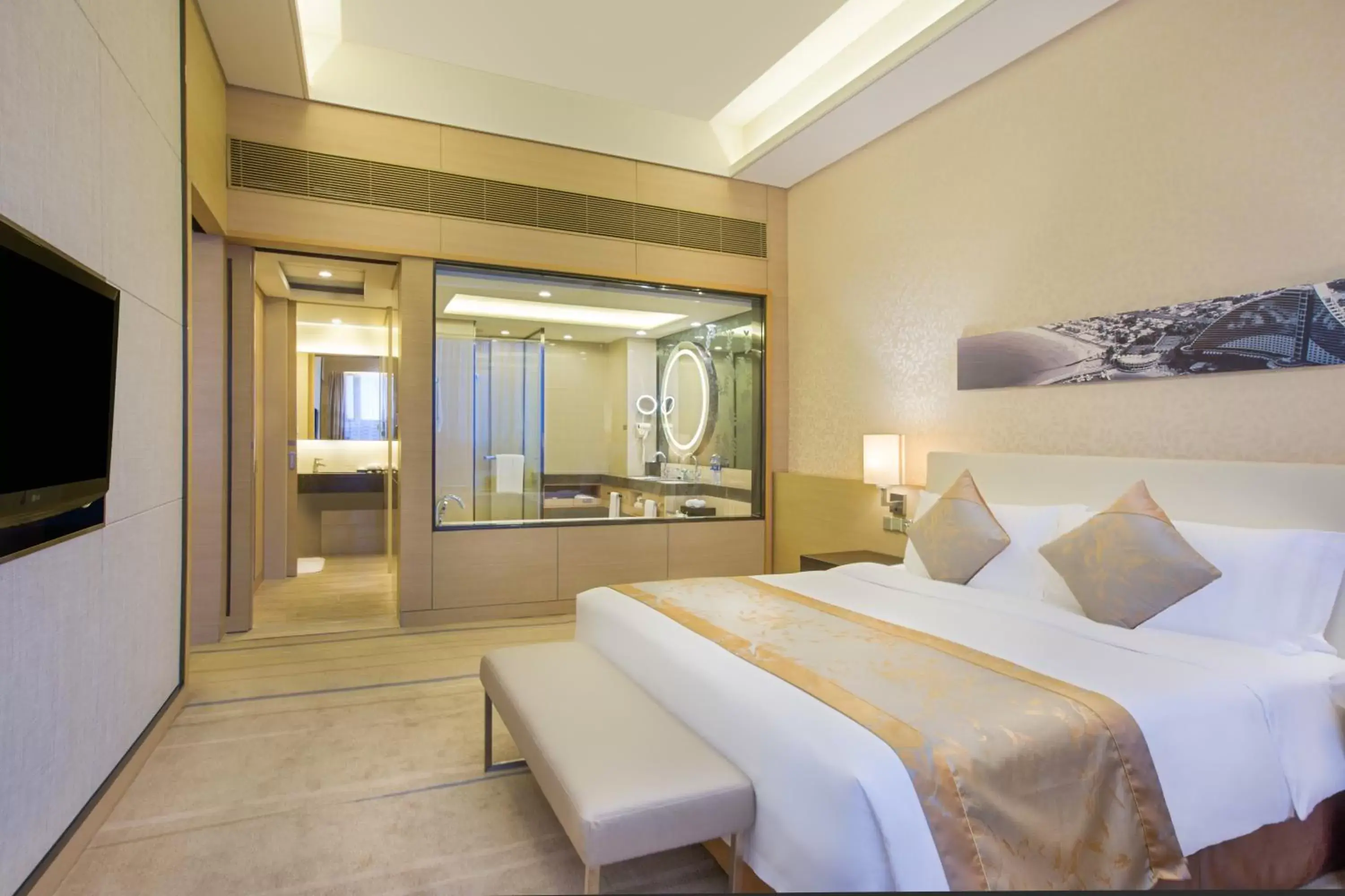 Photo of the whole room, Bed in Crowne Plaza Guangzhou Huadu, an IHG Hotel