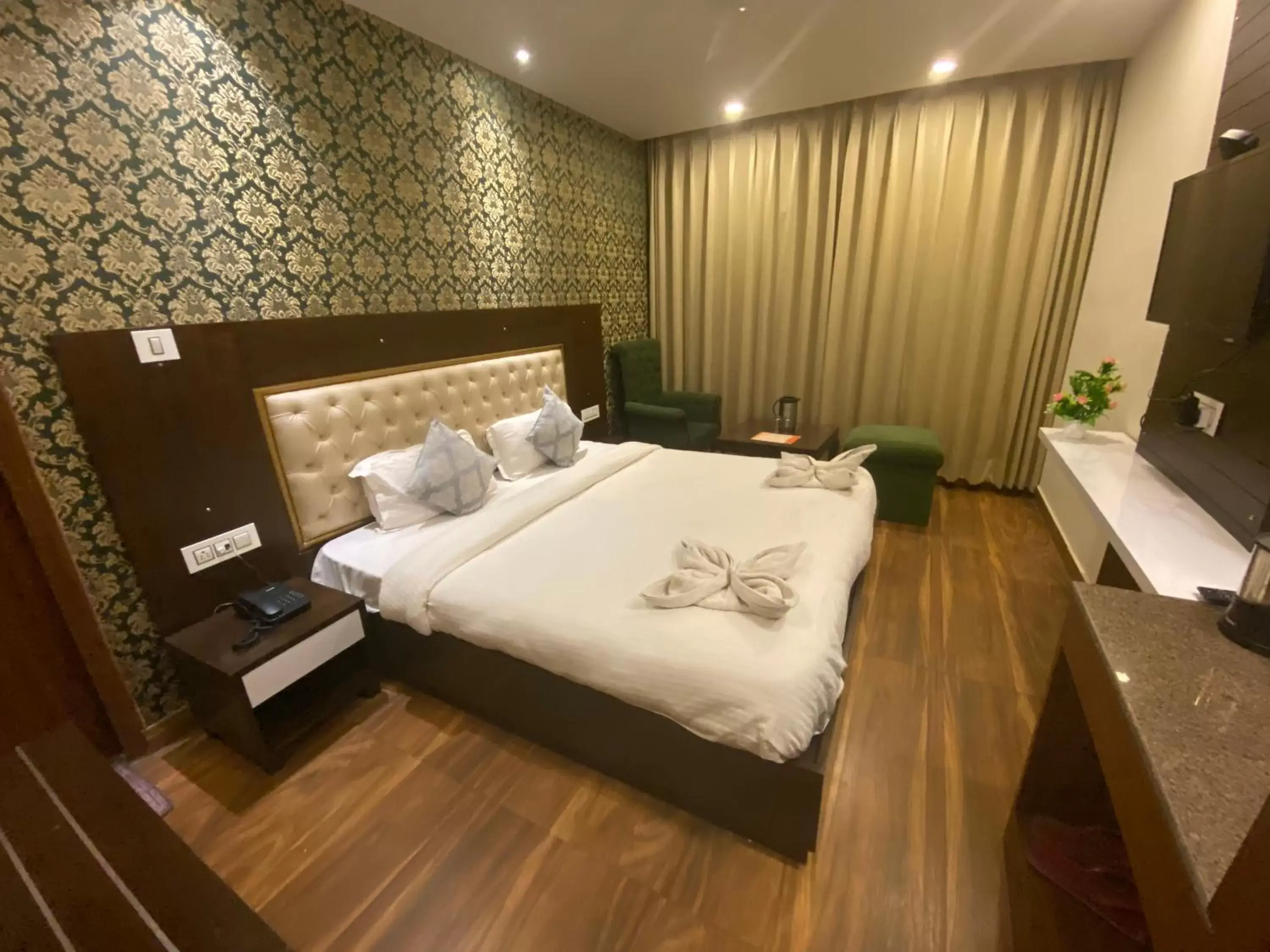 Double Room with Balcony in Hotel Ambika Residency Manali Double Room with Balcony in Hotel Ambika Residency Manali