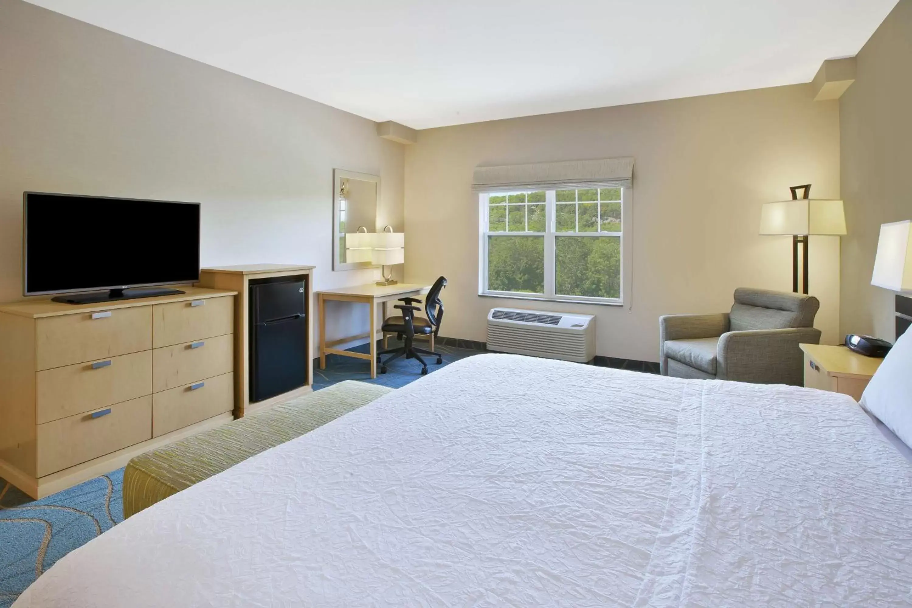 King Room - Disability Access/Non-Smoking with Tub in Hampton Inn By Hilton Bar Harbor King Room - Disability Access/Non-Smoking with Tub in Hampton Inn By Hilton Bar Harbor