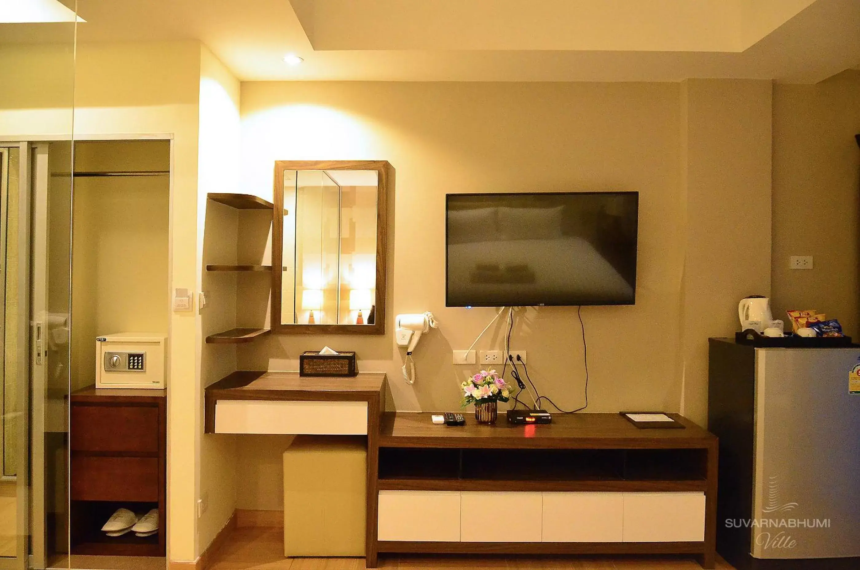 Bedroom, TV/Entertainment Center in Suvarnabhumi Ville Airport Hotel