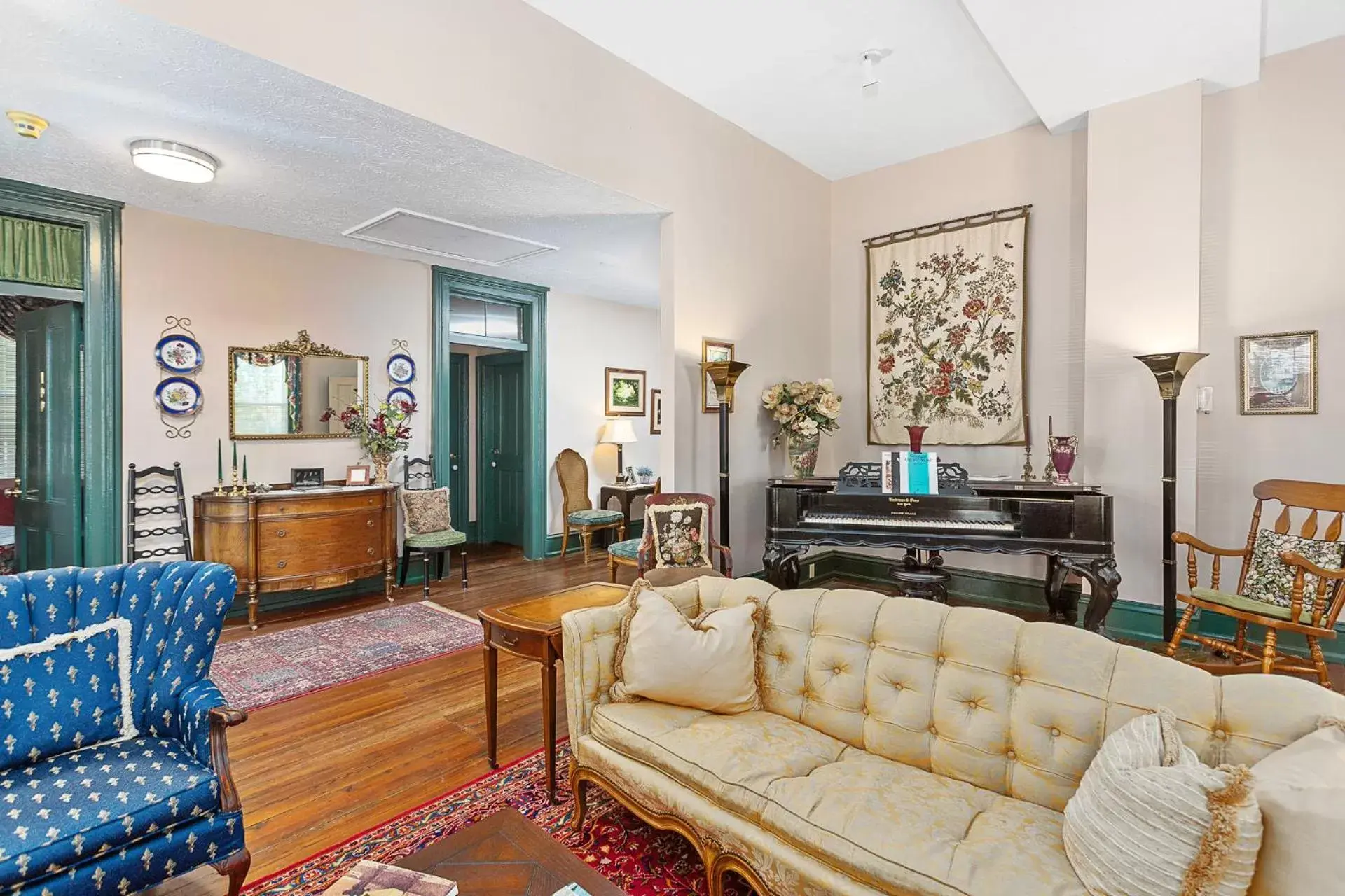 Living room, Seating Area in Spencer House Inn