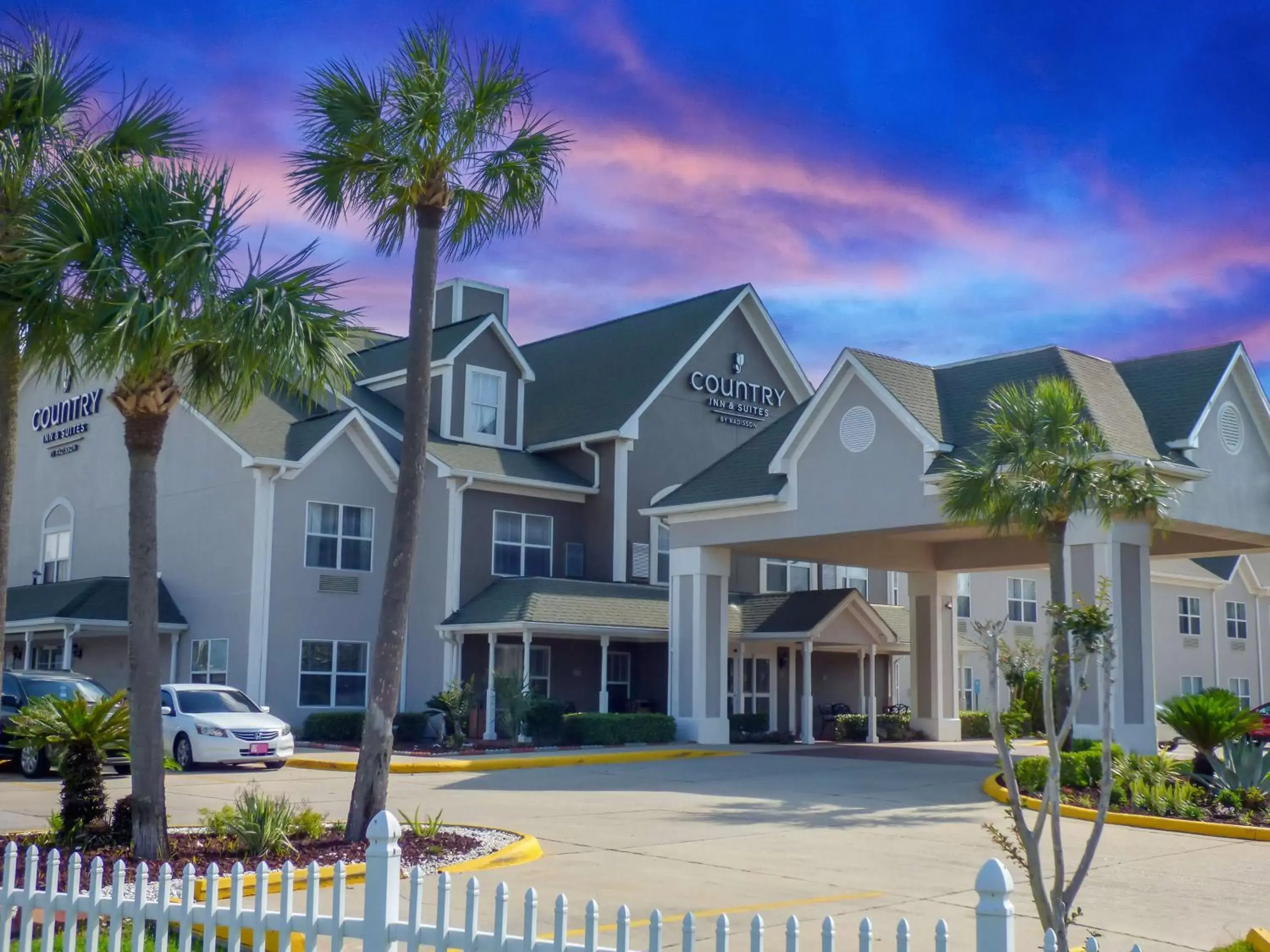 Property building in Country Inn & Suites by Radisson, Biloxi-Ocean Springs, MS