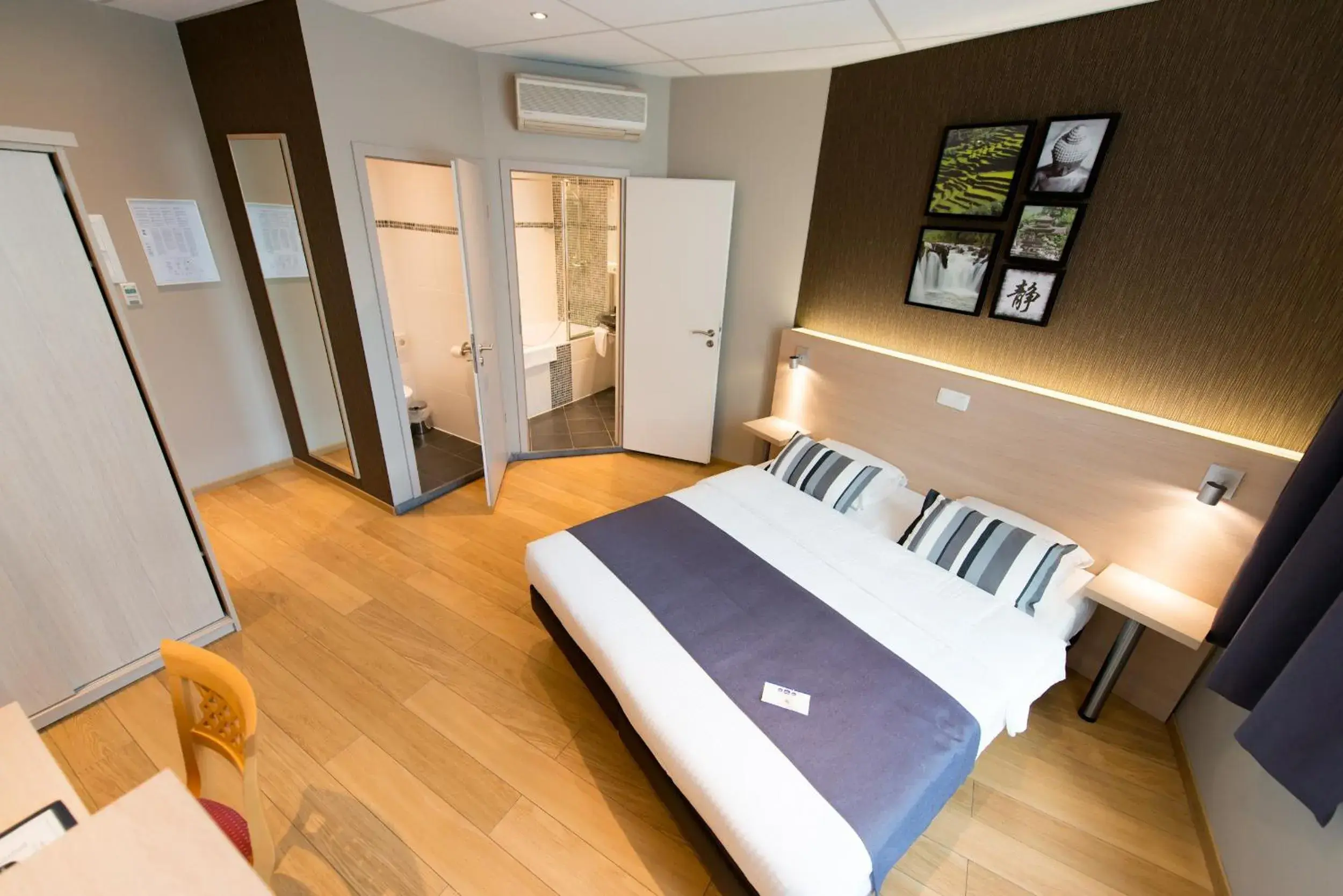 Photo of the whole room, Bed in Univers Hotel Liege-Guillemins