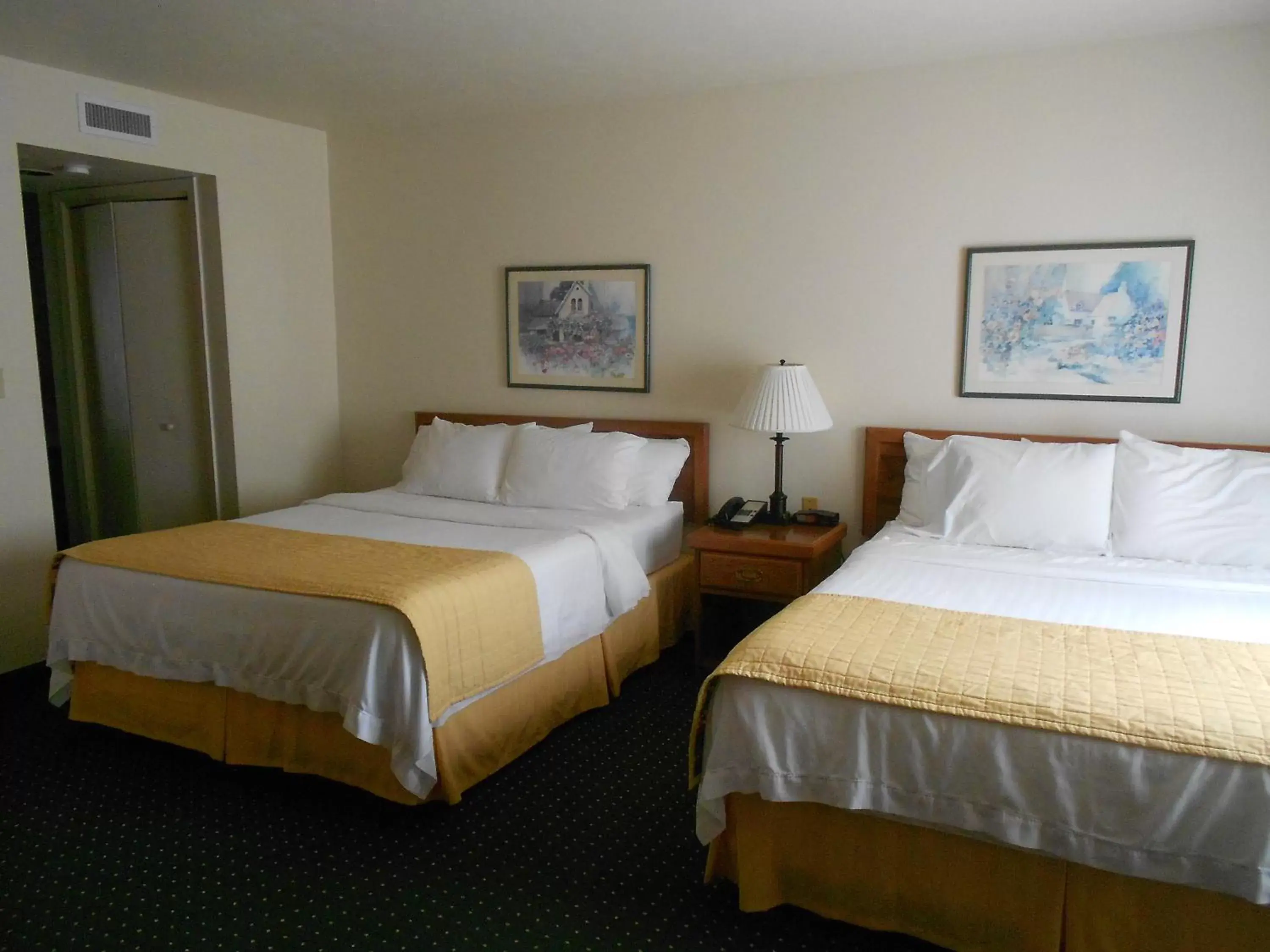 Bedroom, Bed in Hawthorn Suites Green Bay