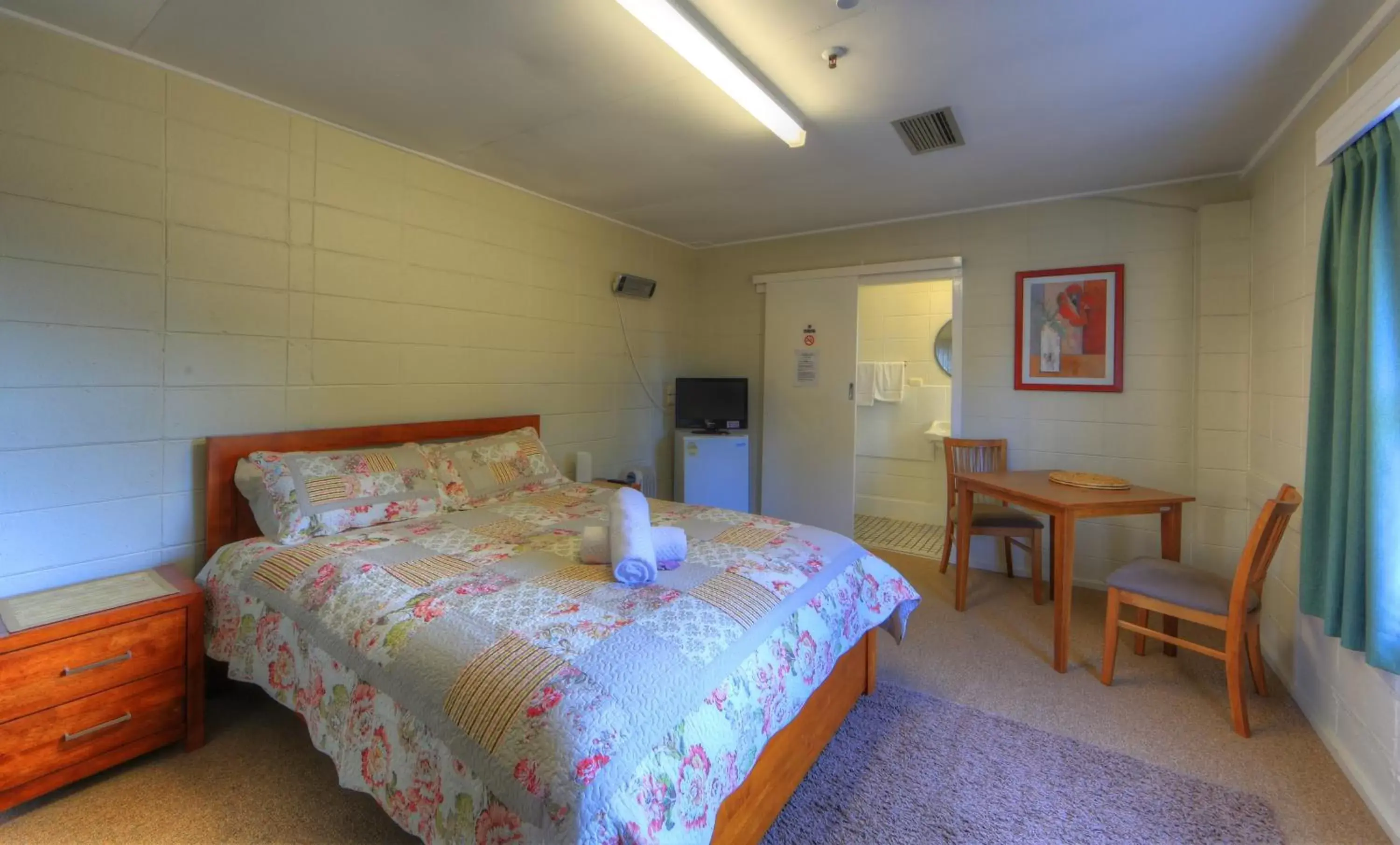 Photo of the whole room, Bed in Kookaburra Lodge