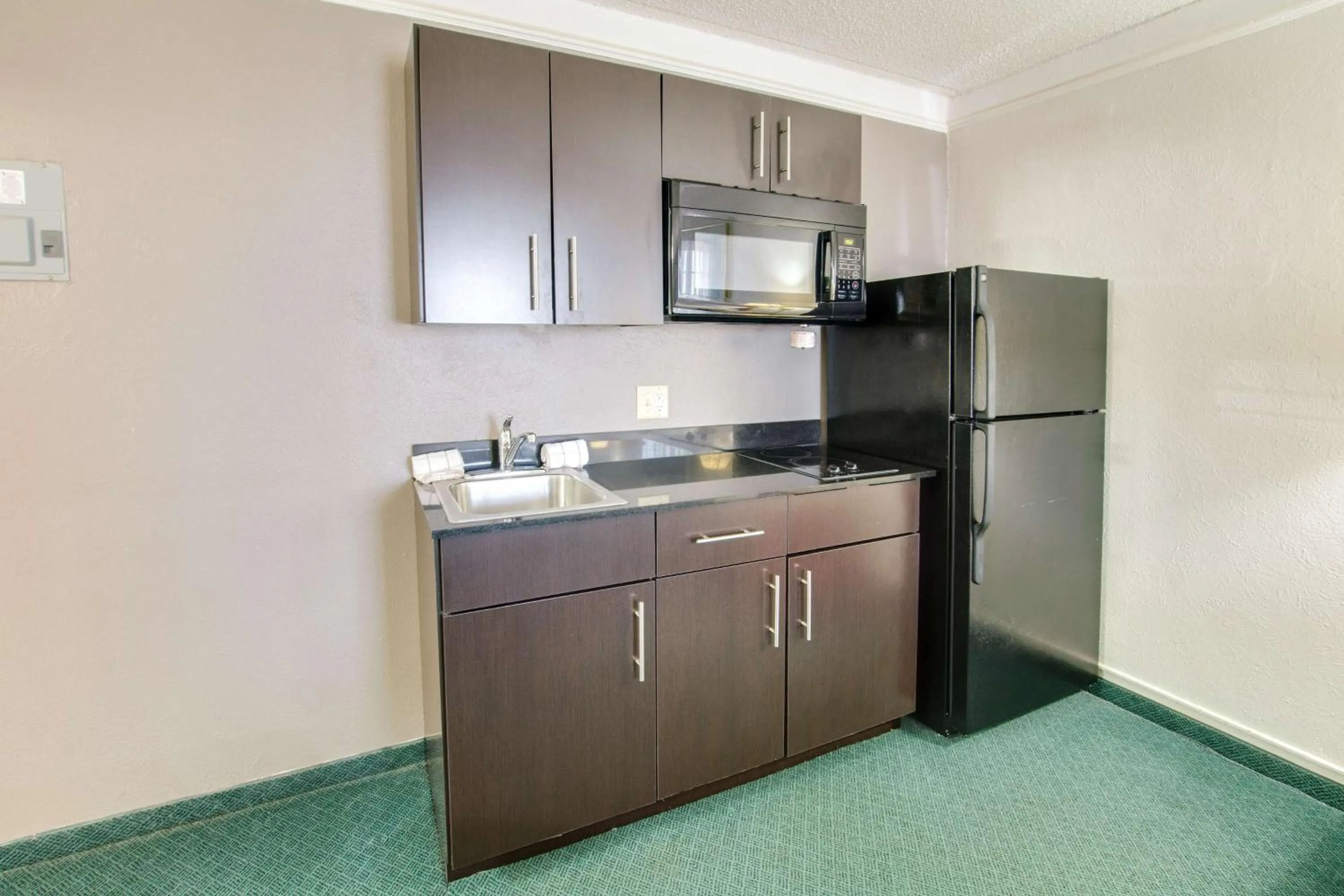 Photo of the whole room in Studio 6-Fort Worth, TX - West Medical Center