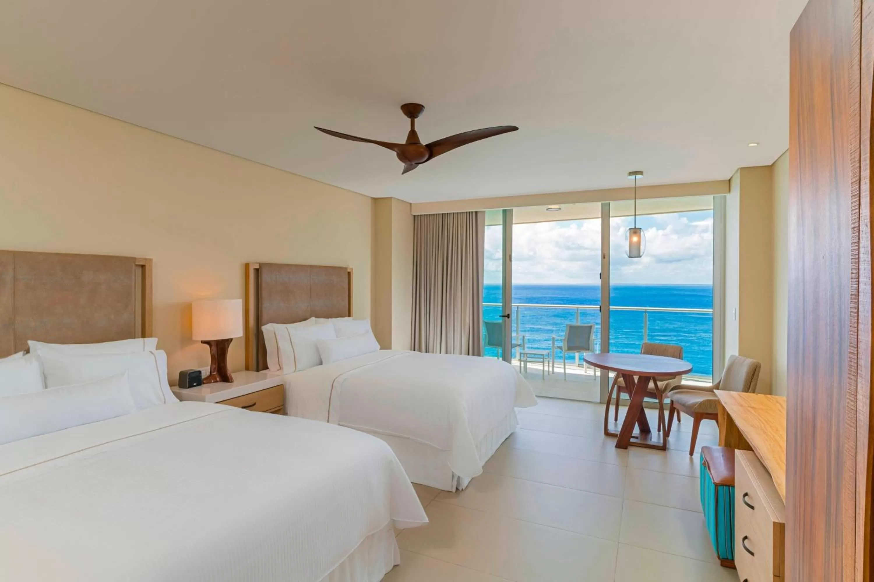 Photo of the whole room, Bed in The Westin Cozumel