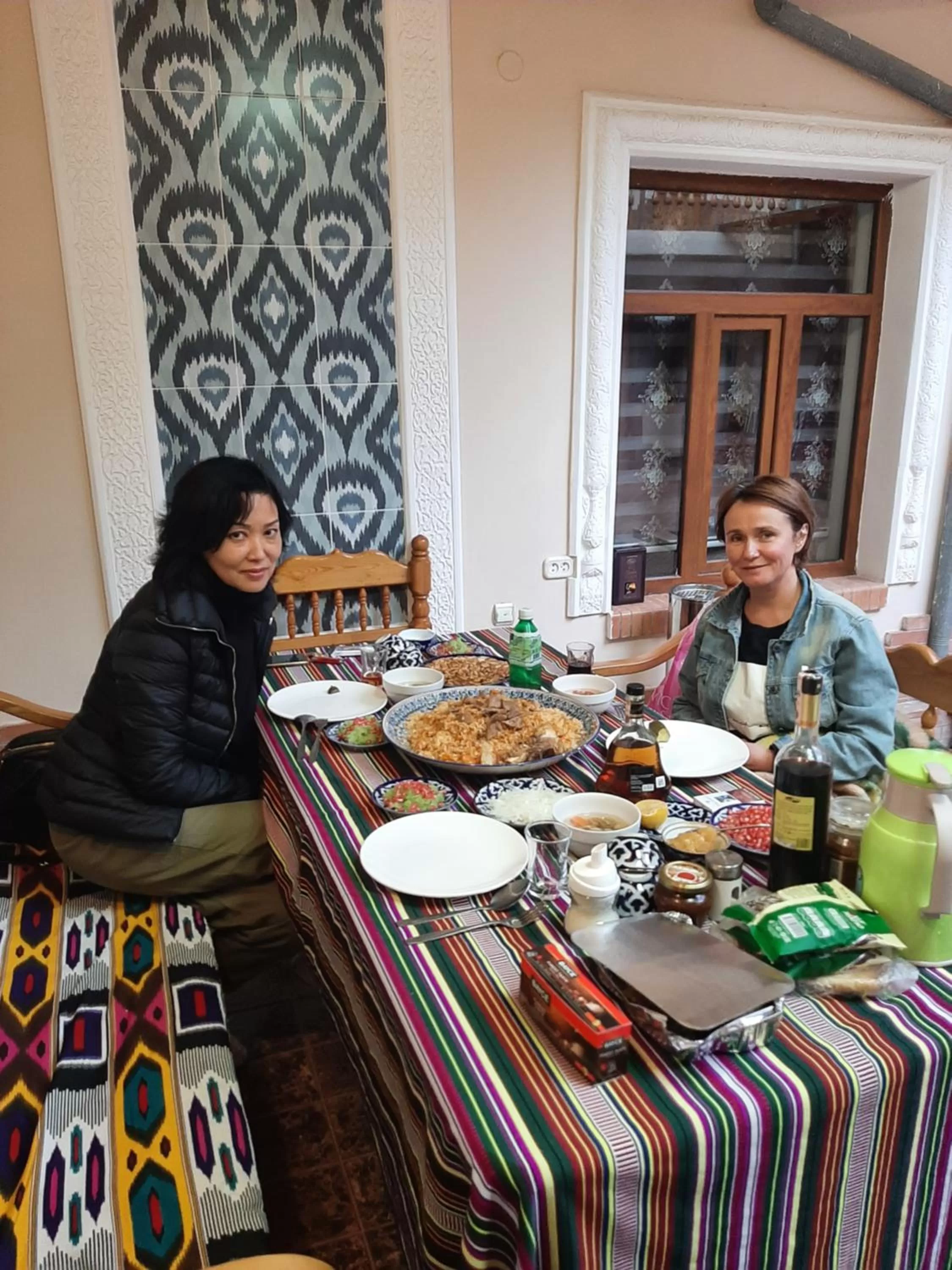 People in Best Hotel Nasriddin Navruz 1 Minut way till Old City