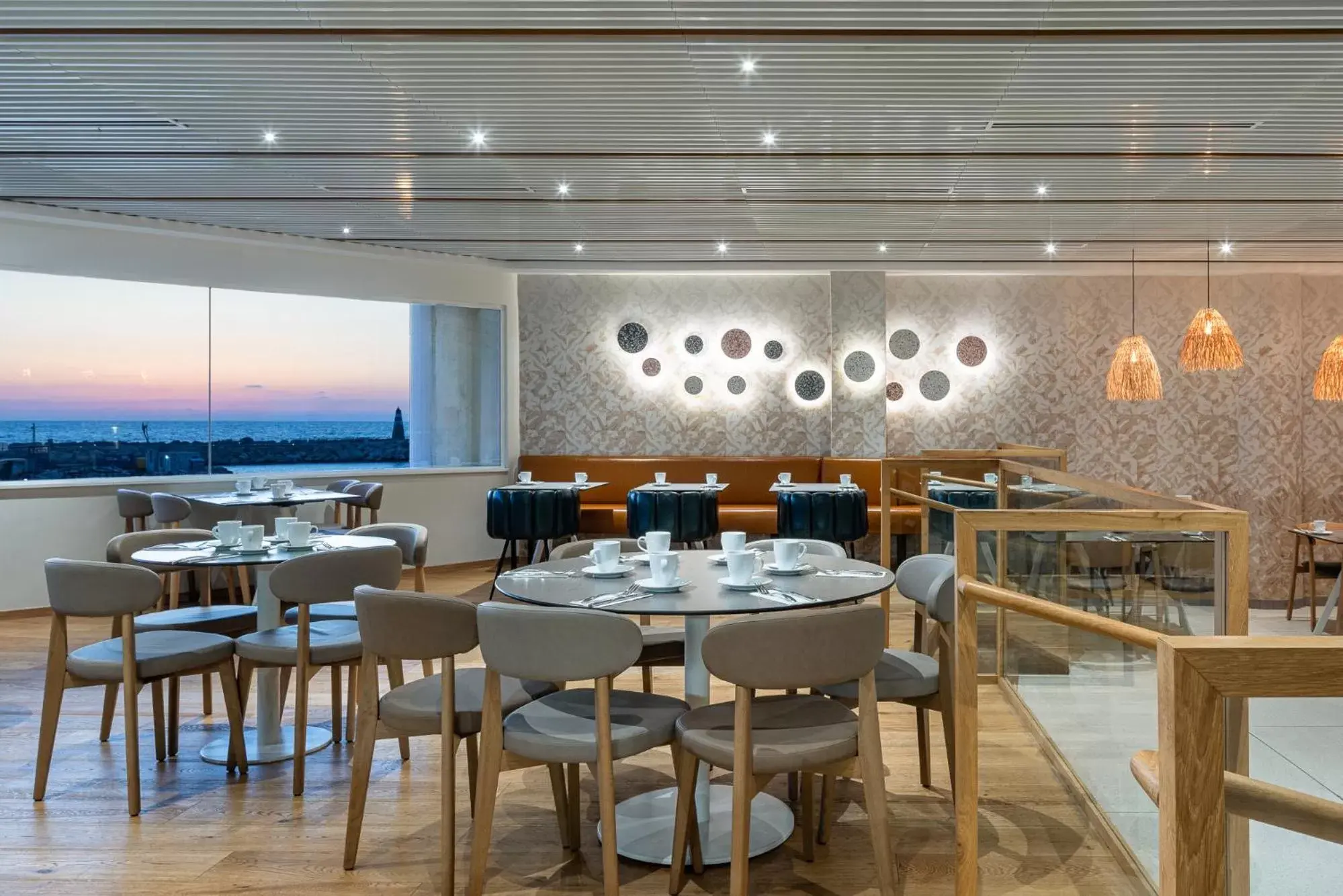 Restaurant/Places to Eat in Carlton Tel Aviv Hotel – Luxury on the Beach