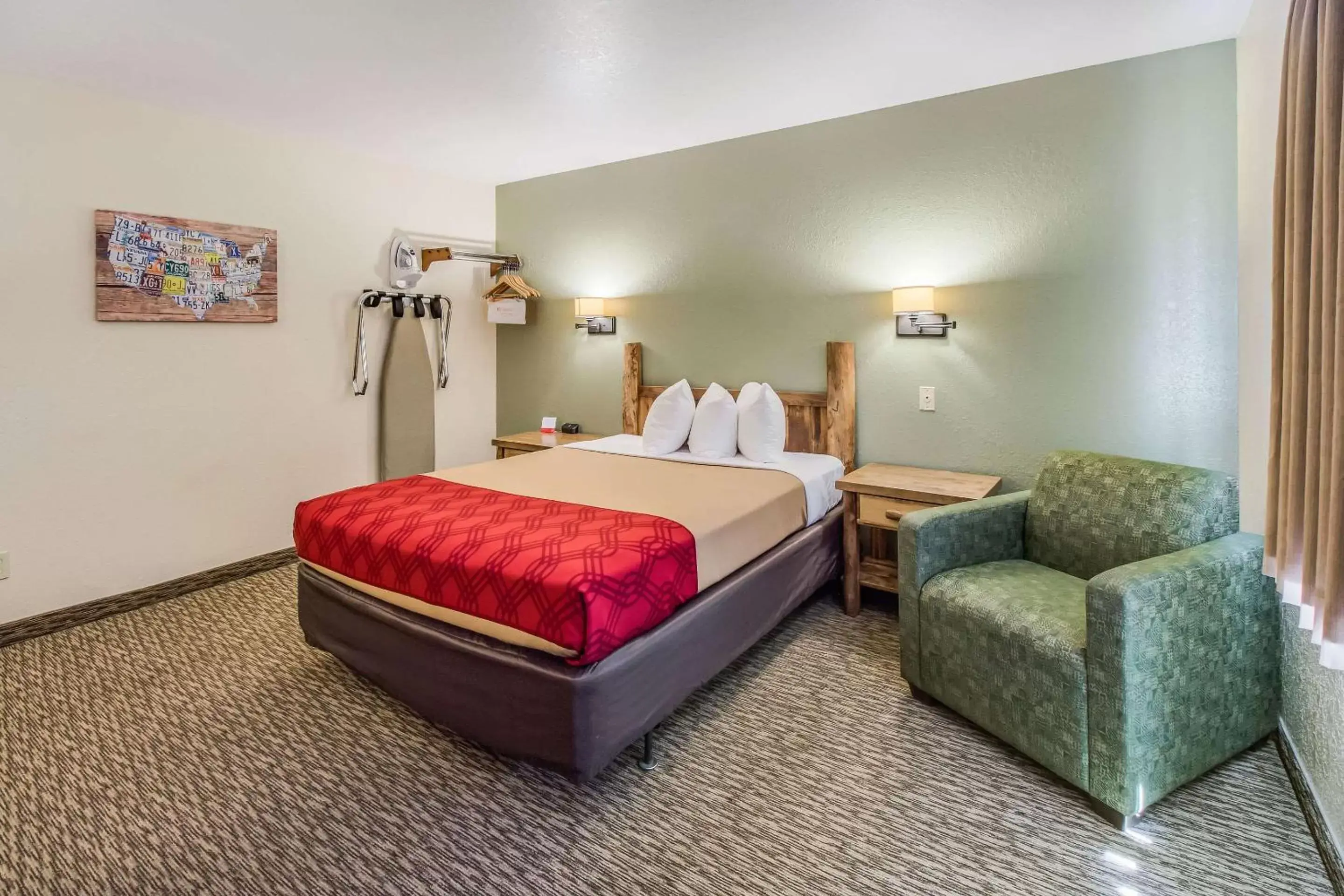 Photo of the whole room, Bed in Econo Lodge, Downtown Custer Near Custer State Park and Mt Rushmore
