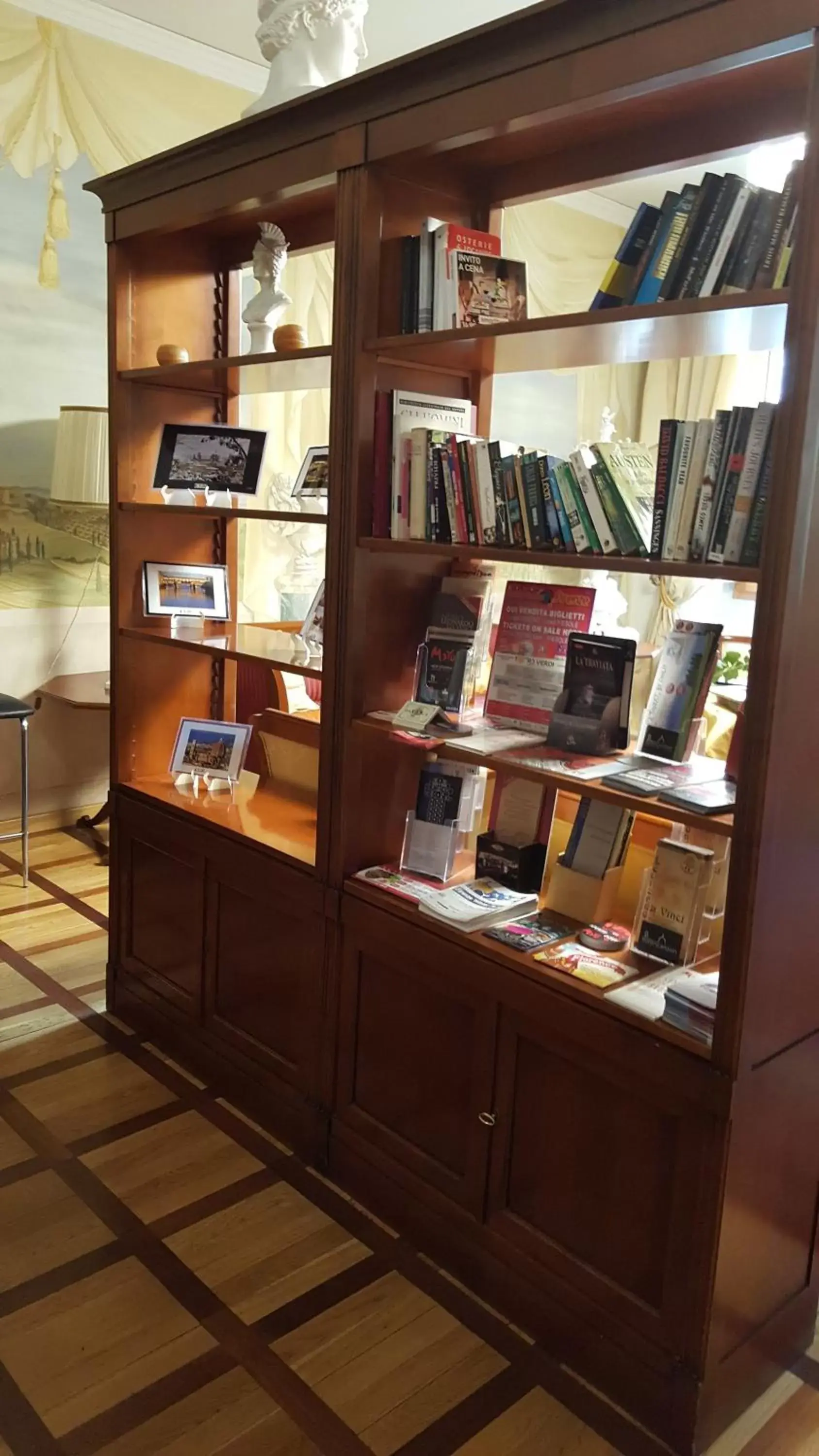 Library in Hotel Bigallo