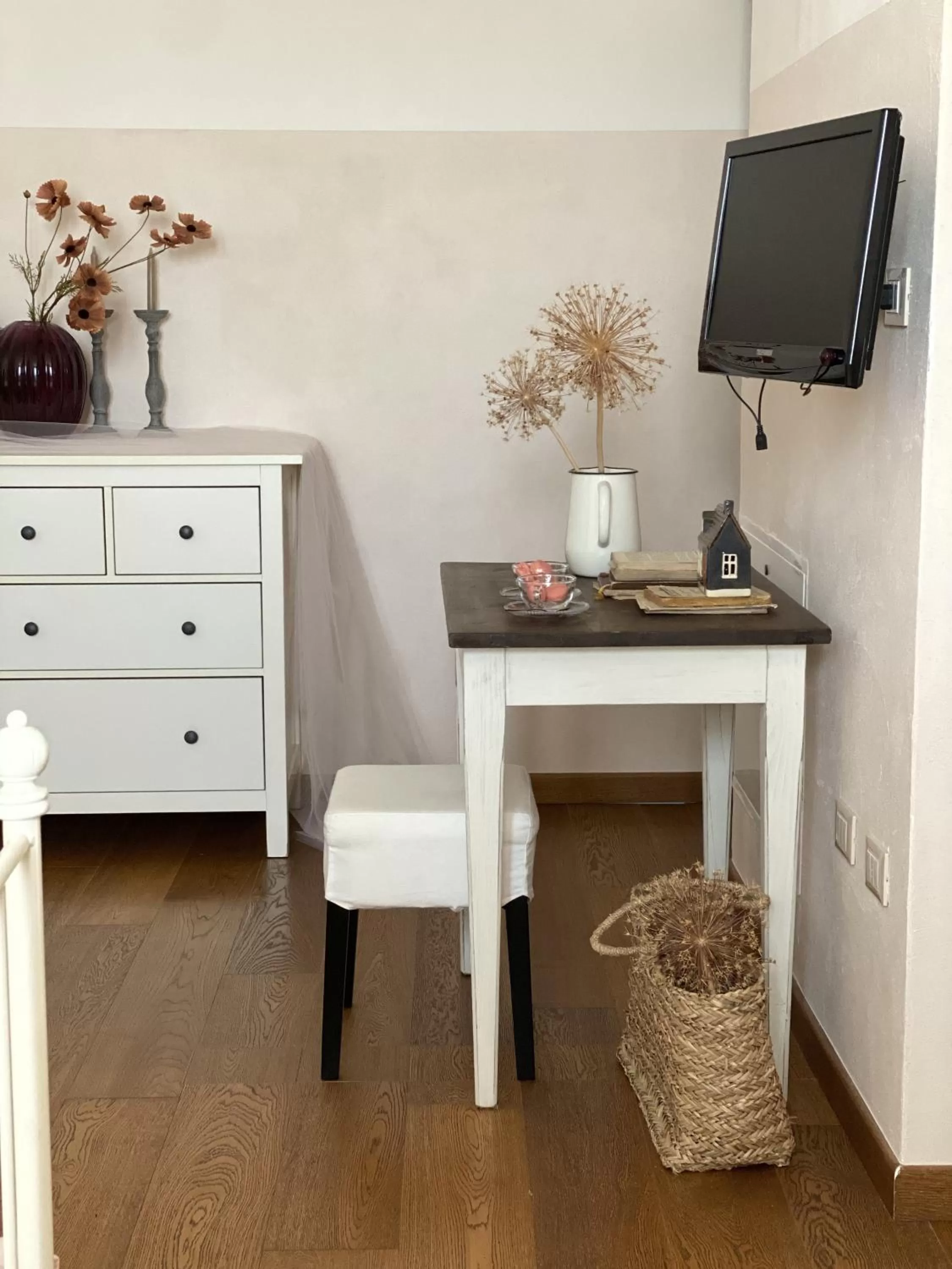 TV/Entertainment Center in B&B MELLONI STREET