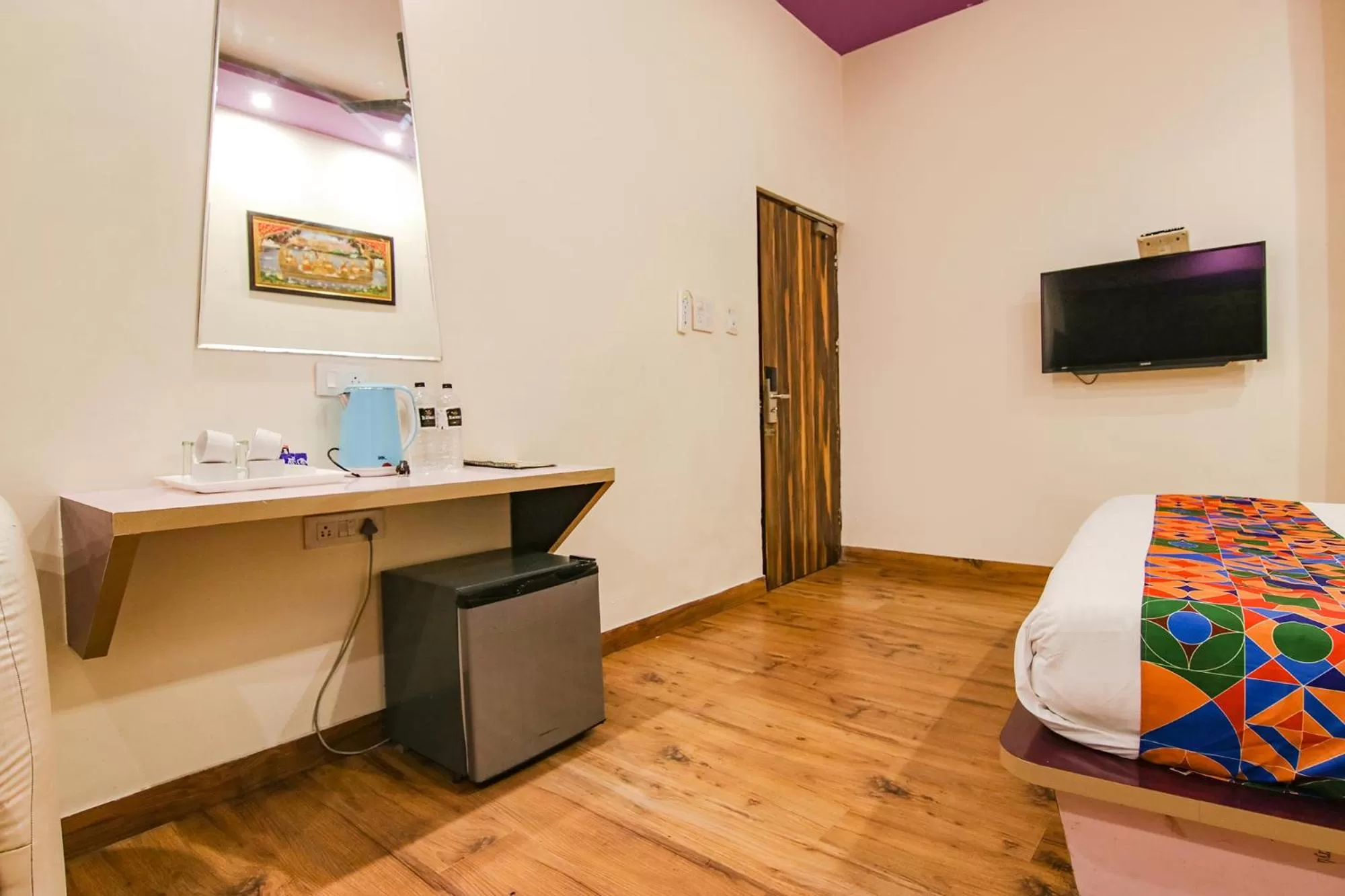 Bedroom, TV/Entertainment Center in FabHotel Sallow Grand