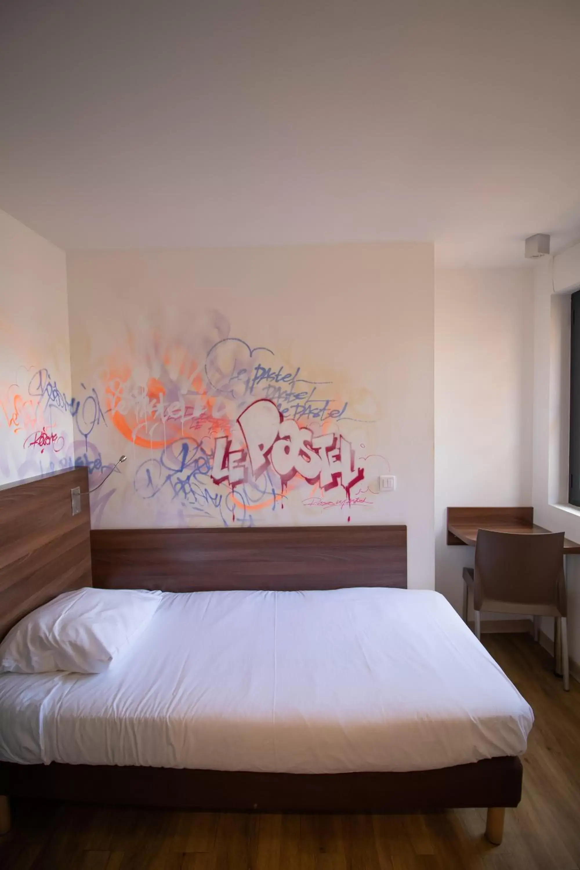 Photo of the whole room, Bed in Hôtel le Pastel