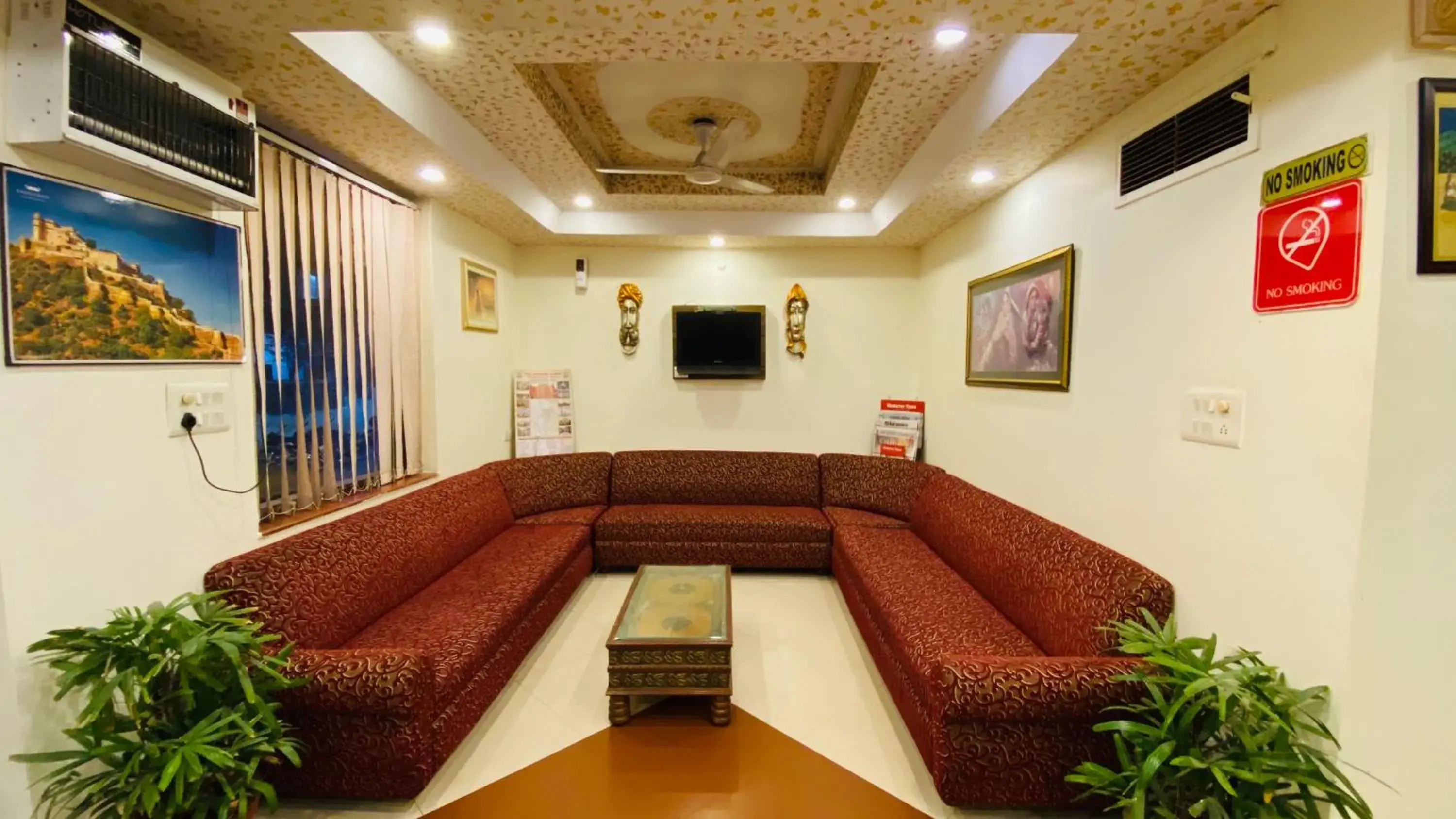 Lobby or reception in Tuk Tuk Backpackers- Near Jaipur Train Station Lobby or reception in Tuk Tuk Backpackers- Near Jaipur Train Station