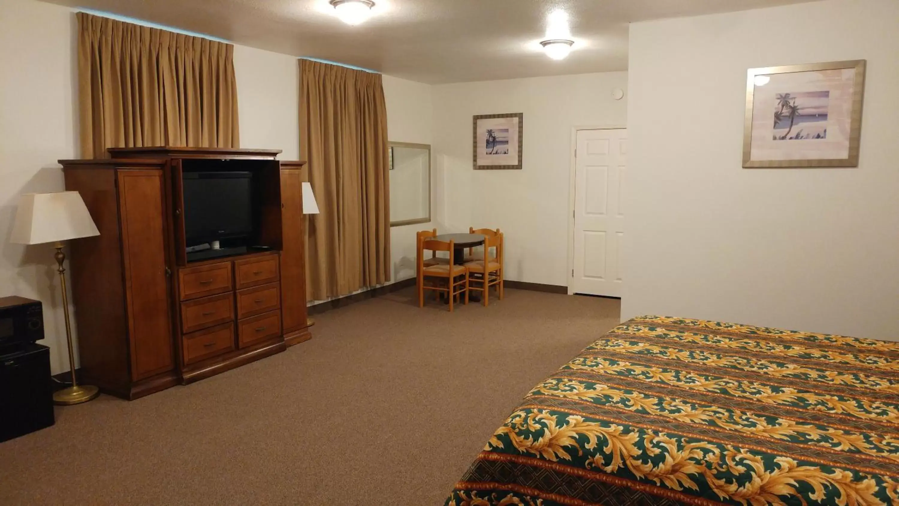 Bedroom, TV/Entertainment Center in Country Regency Inn & Suites