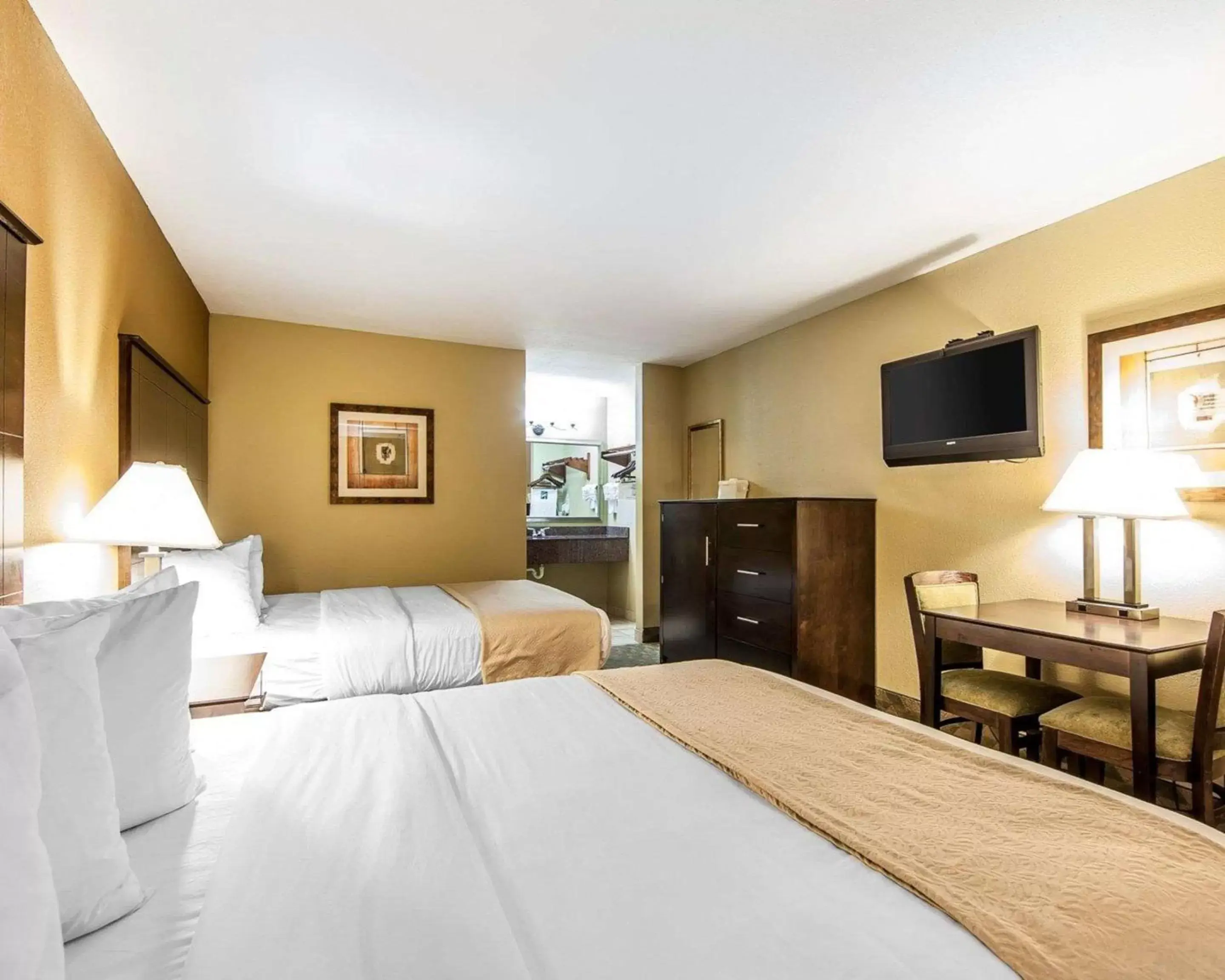 Photo of the whole room, Bed in Quality Inn & Suites Bremen