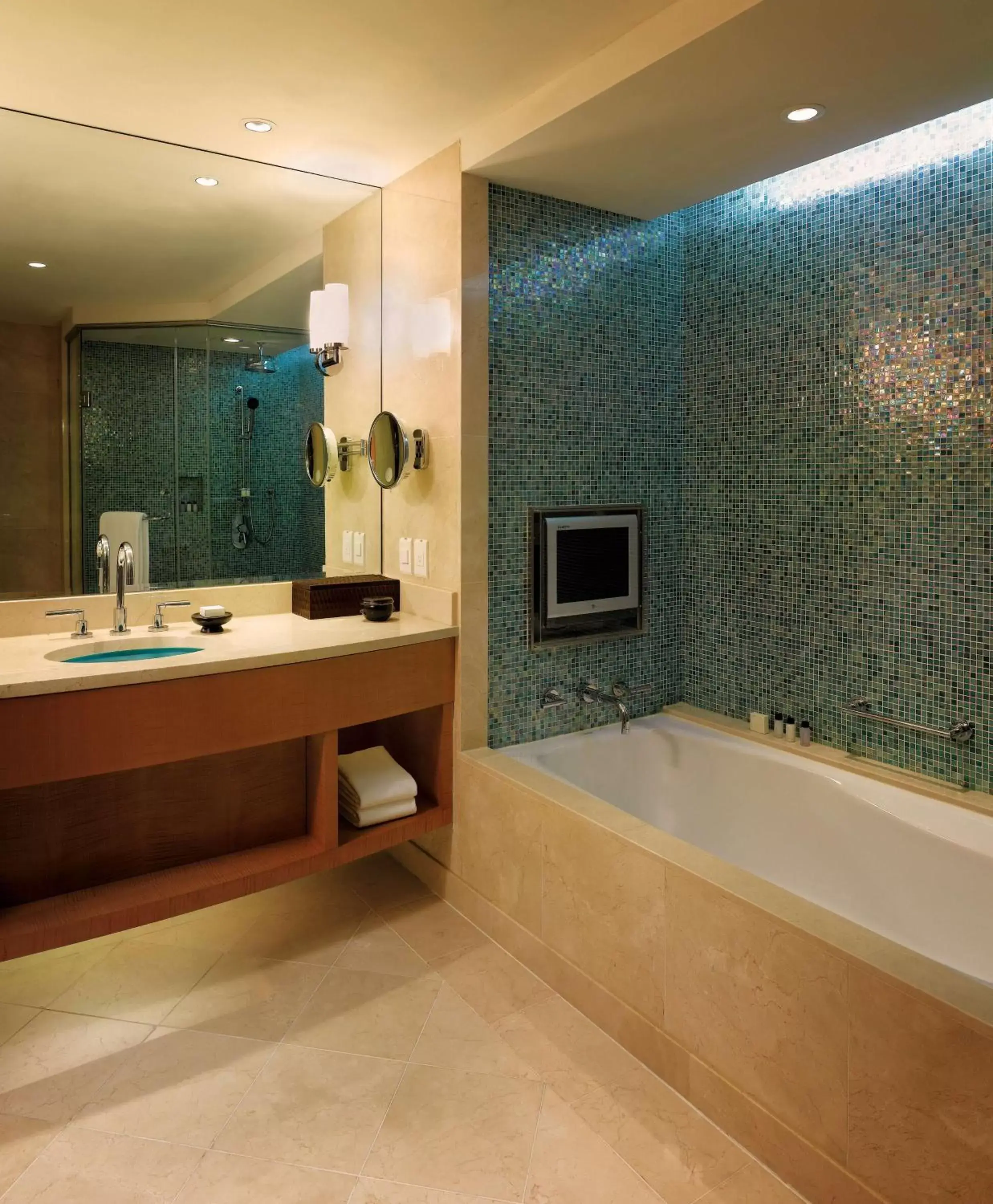 Photo of the whole room, Bathroom in Grand Hyatt Incheon