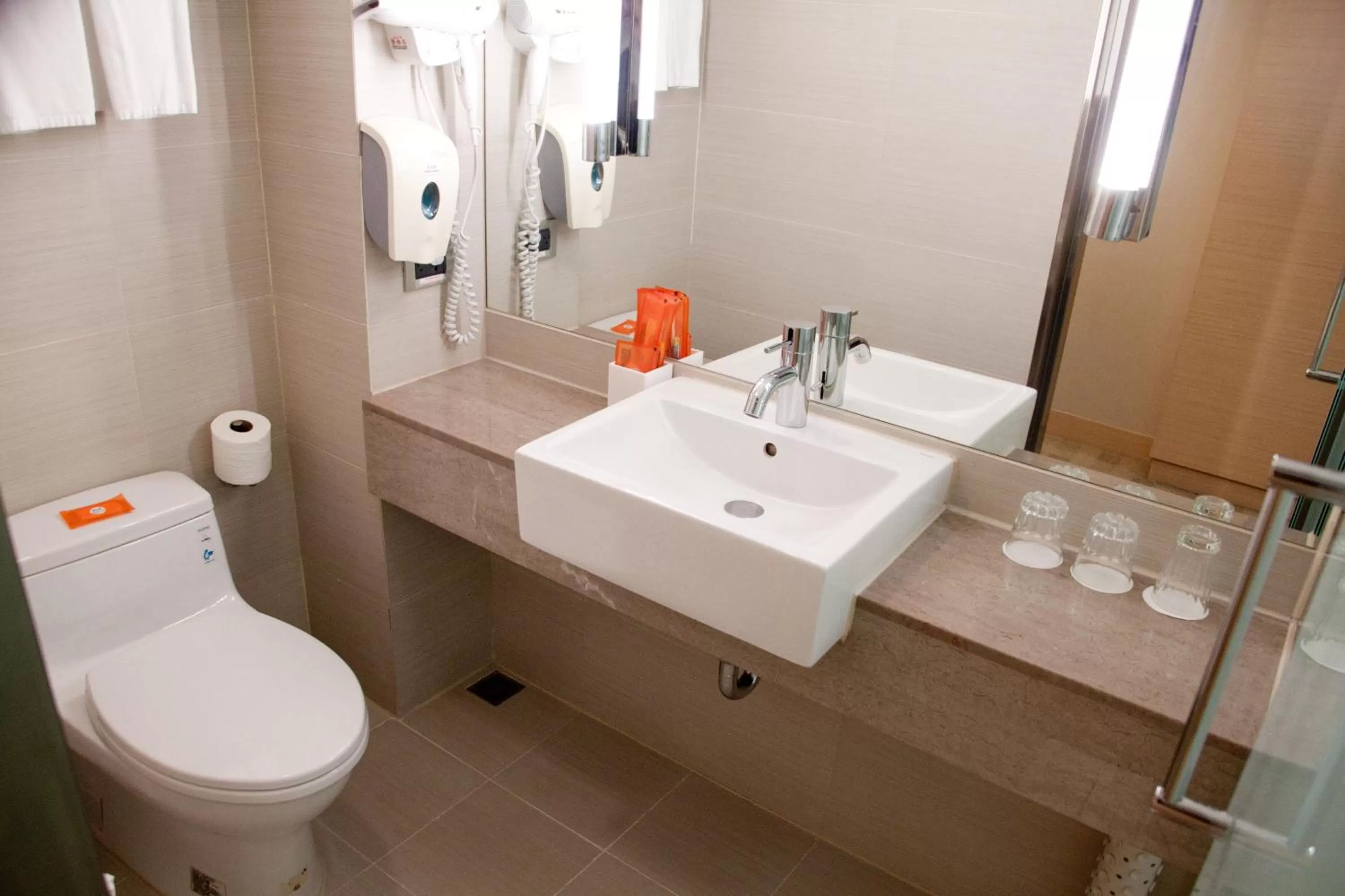 Twin Room - Non-Smoking in Holiday Inn Express Taoyuan, an IHG Hotel