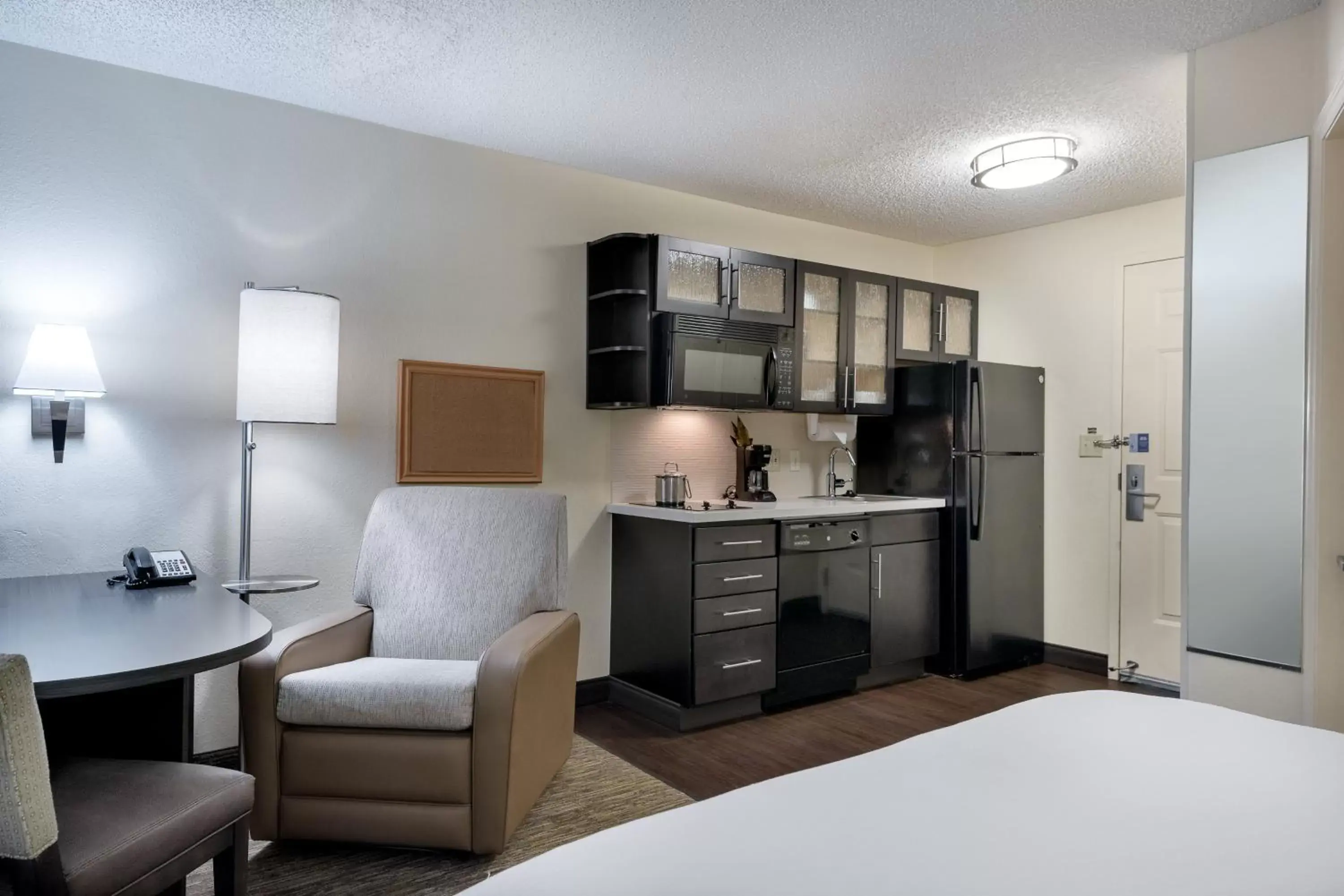 Photo of the whole room, Kitchen/Kitchenette in Candlewood Suites Lake Mary, an IHG Hotel