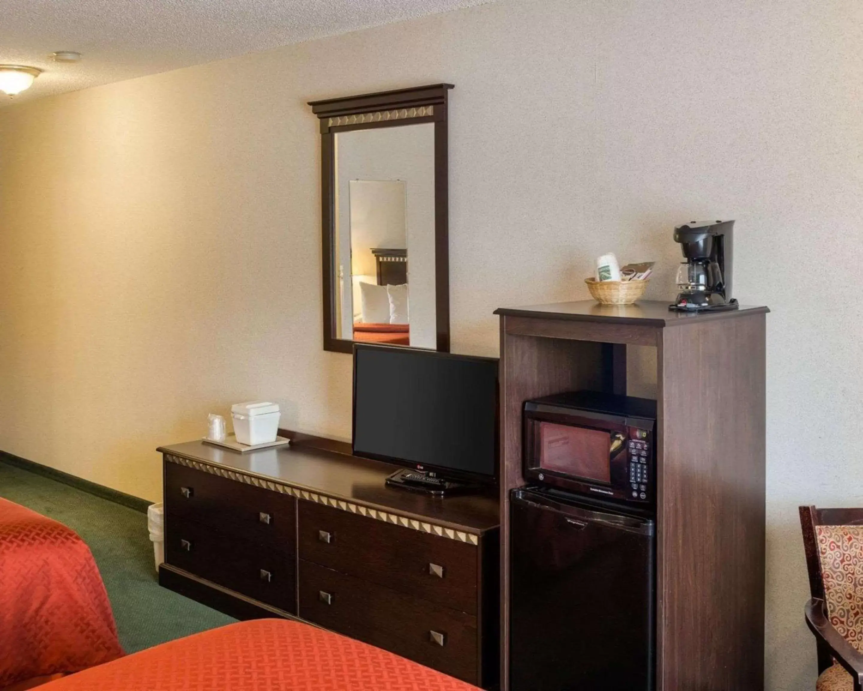 Photo of the whole room, TV/Entertainment Center in Quality Inn Northtown