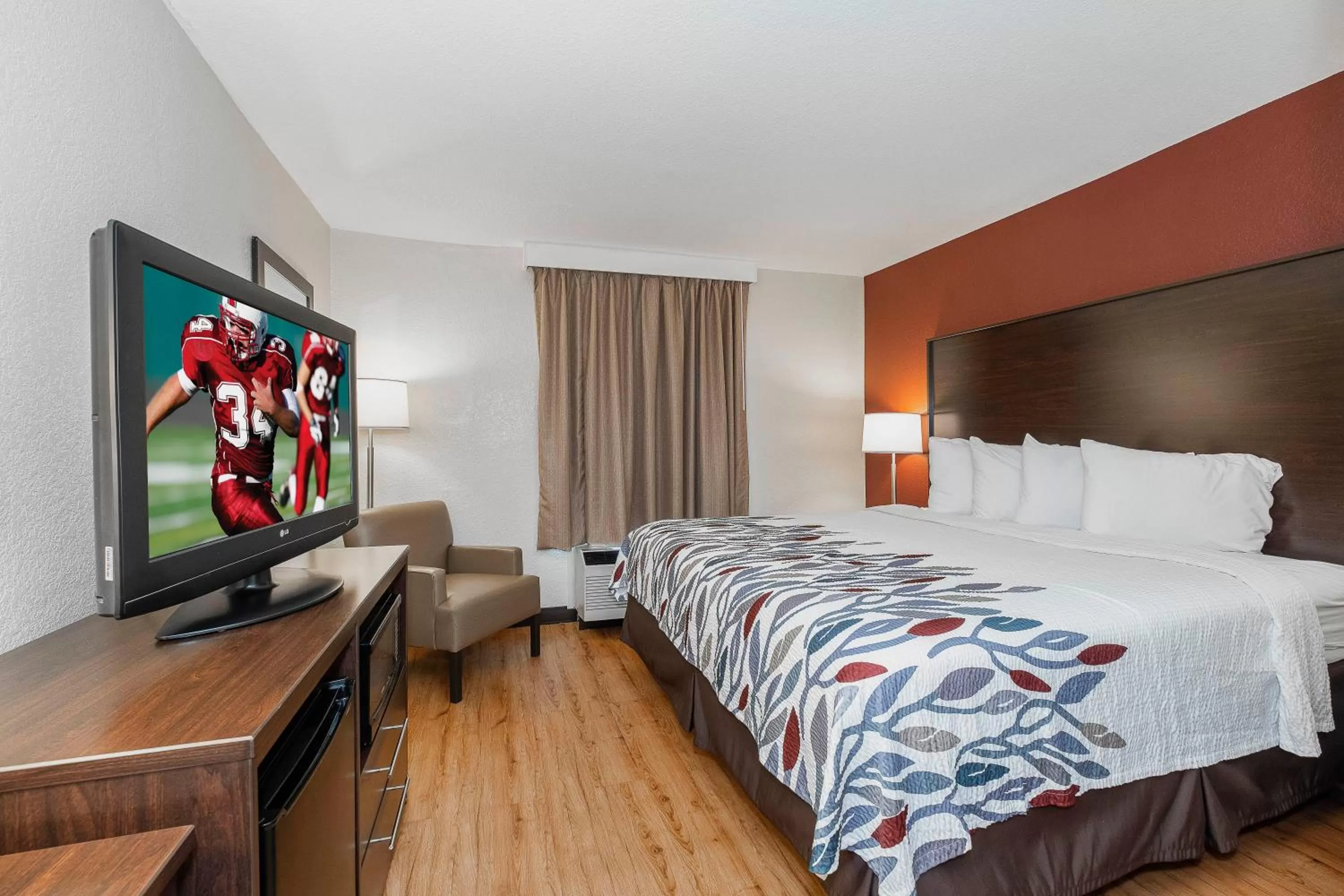 Photo of the whole room, Bed in Red Roof Inn Roanoke Rapids