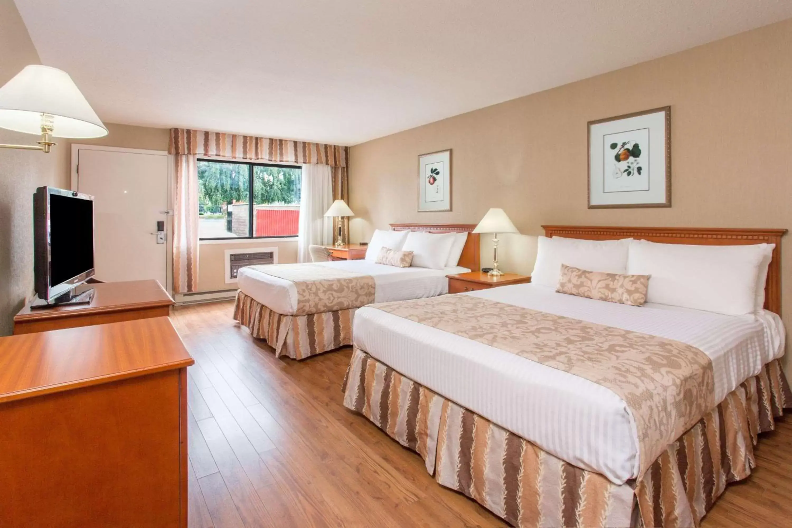 Photo of the whole room, Bed in Ramada by Wyndham Kelowna Hotel & Conference Center