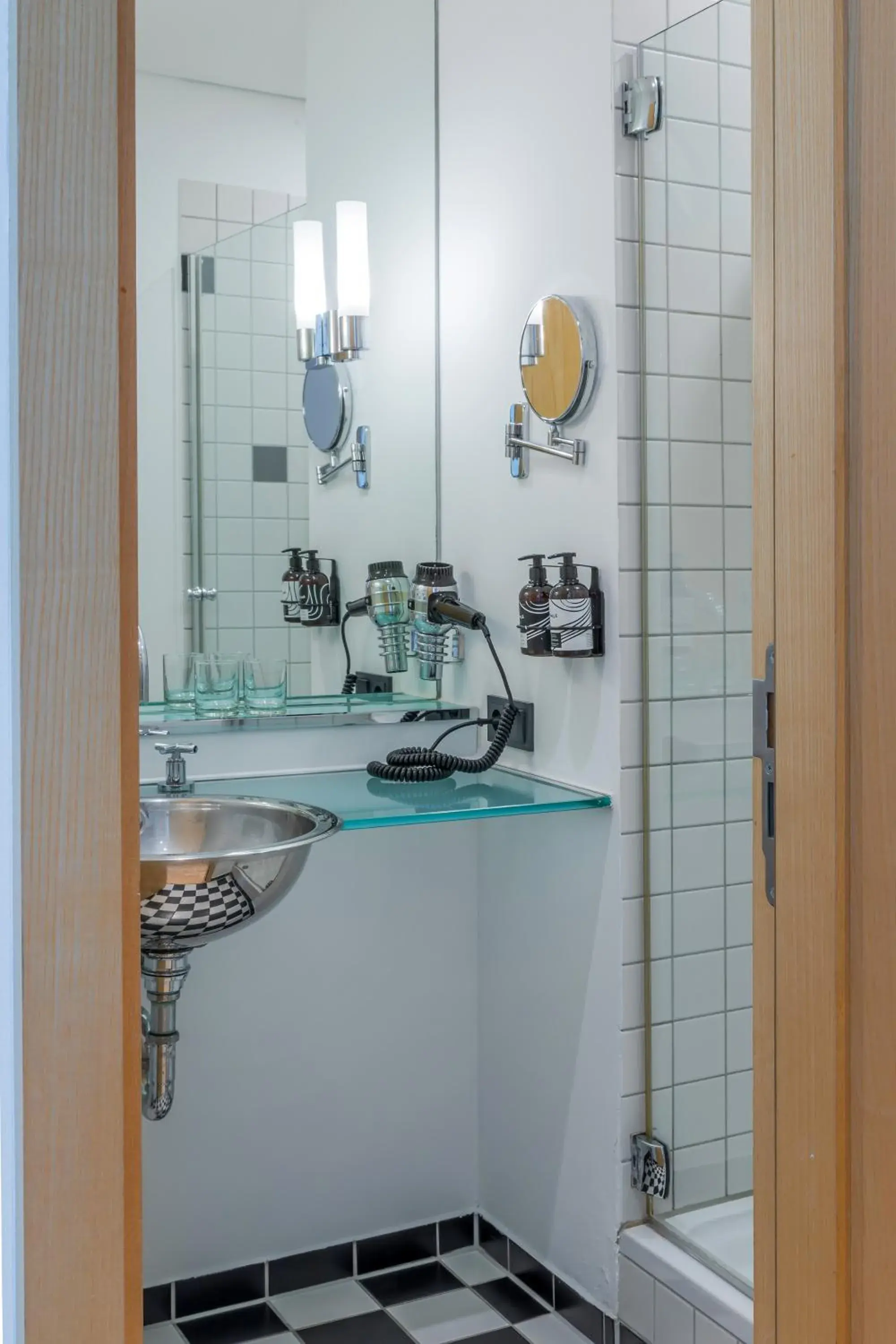 Bathroom, Kitchen/Kitchenette in INNSiDE by Meliá Frankfurt Eurotheum