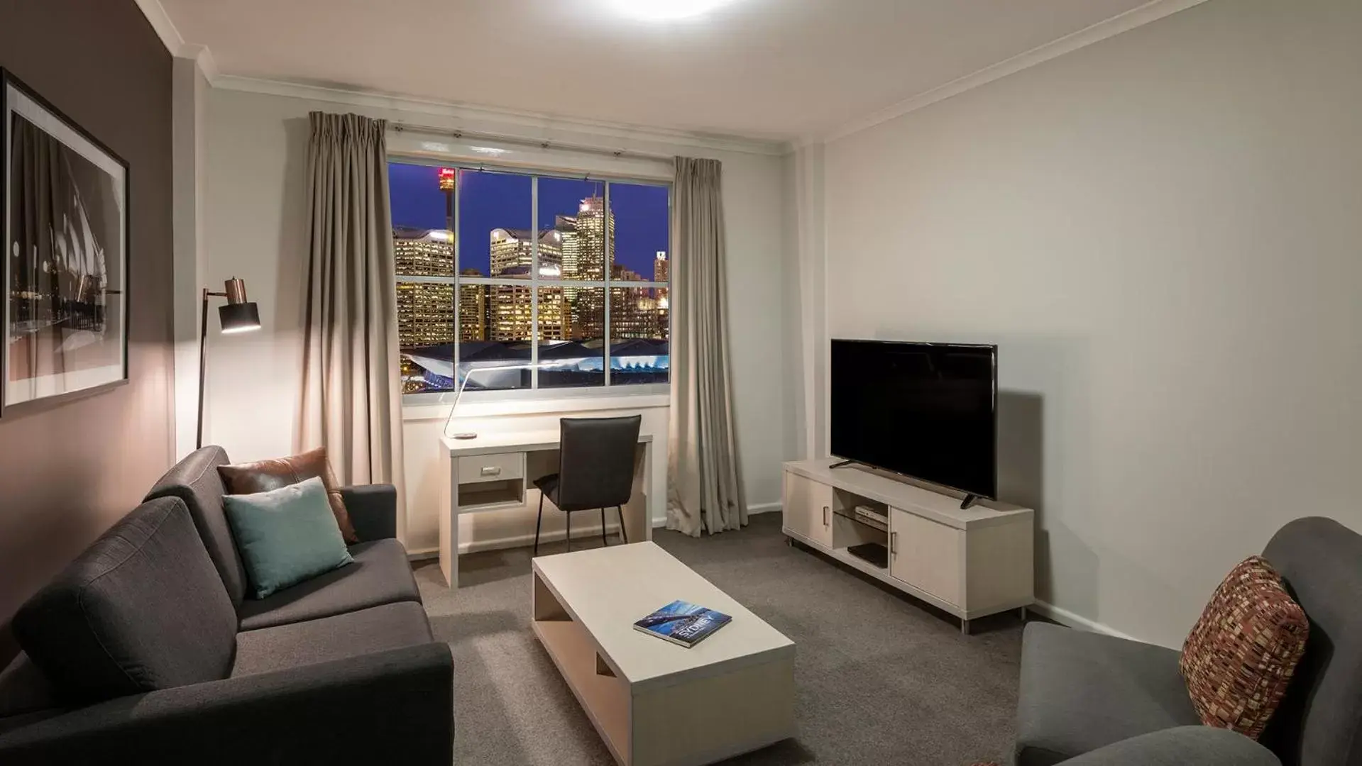 One-Bedroom Apartment with City View - No Housekeeping in Oaks Sydney Goldsbrough Suites