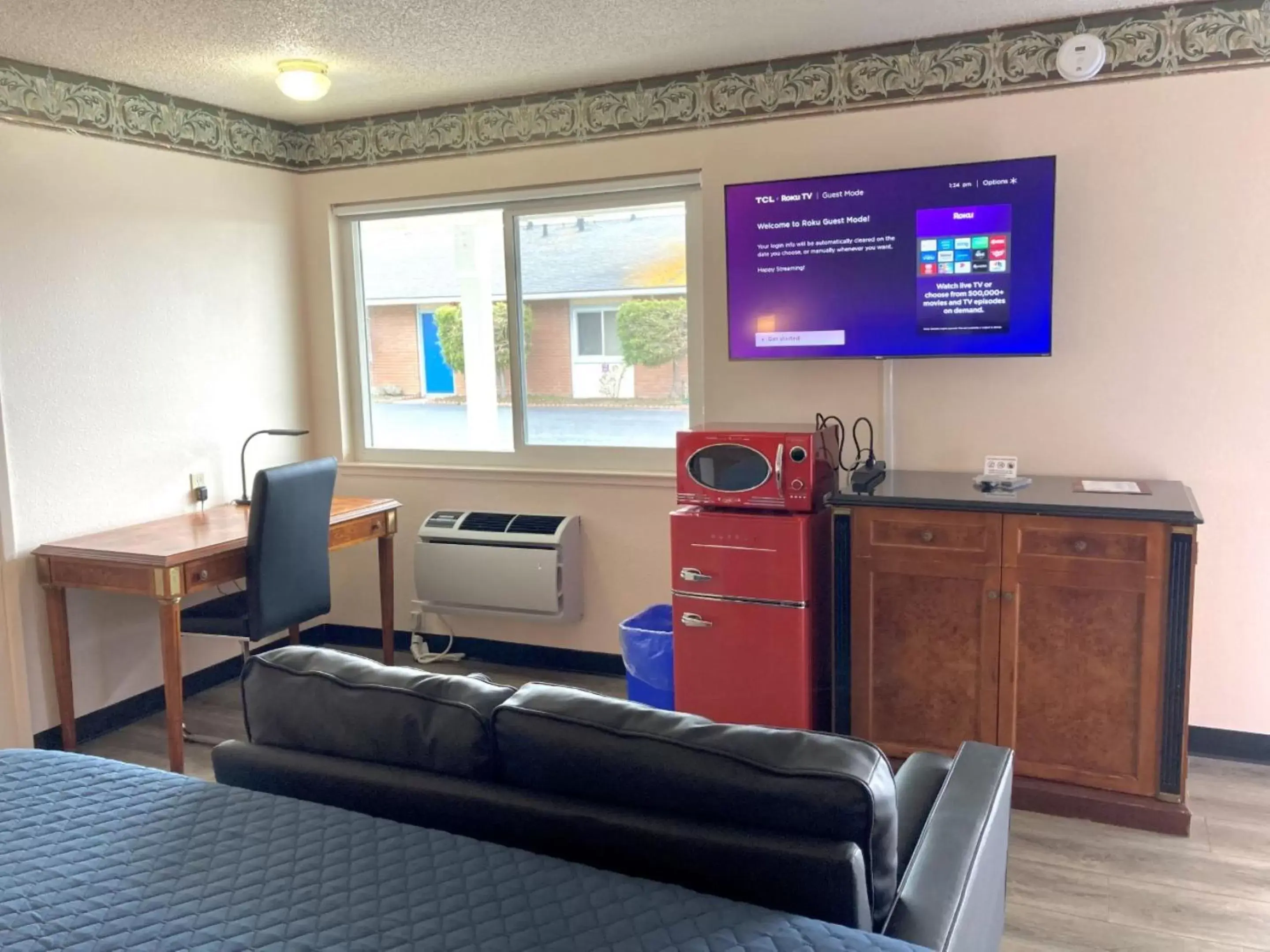 Bedroom, TV/Entertainment Center in Coast Riders Inn