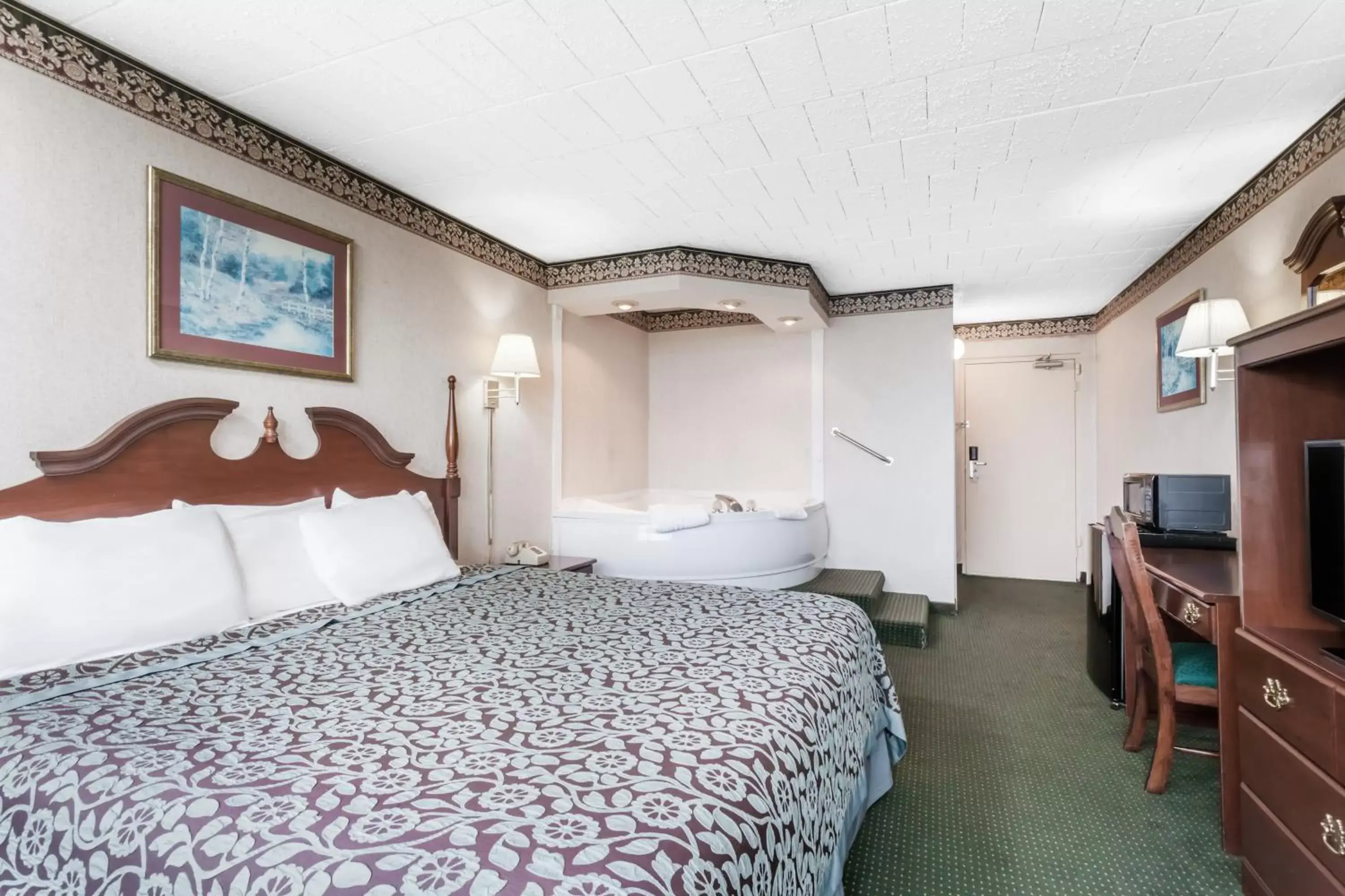 Photo of the whole room, Bed in Days Inn by Wyndham Tannersville