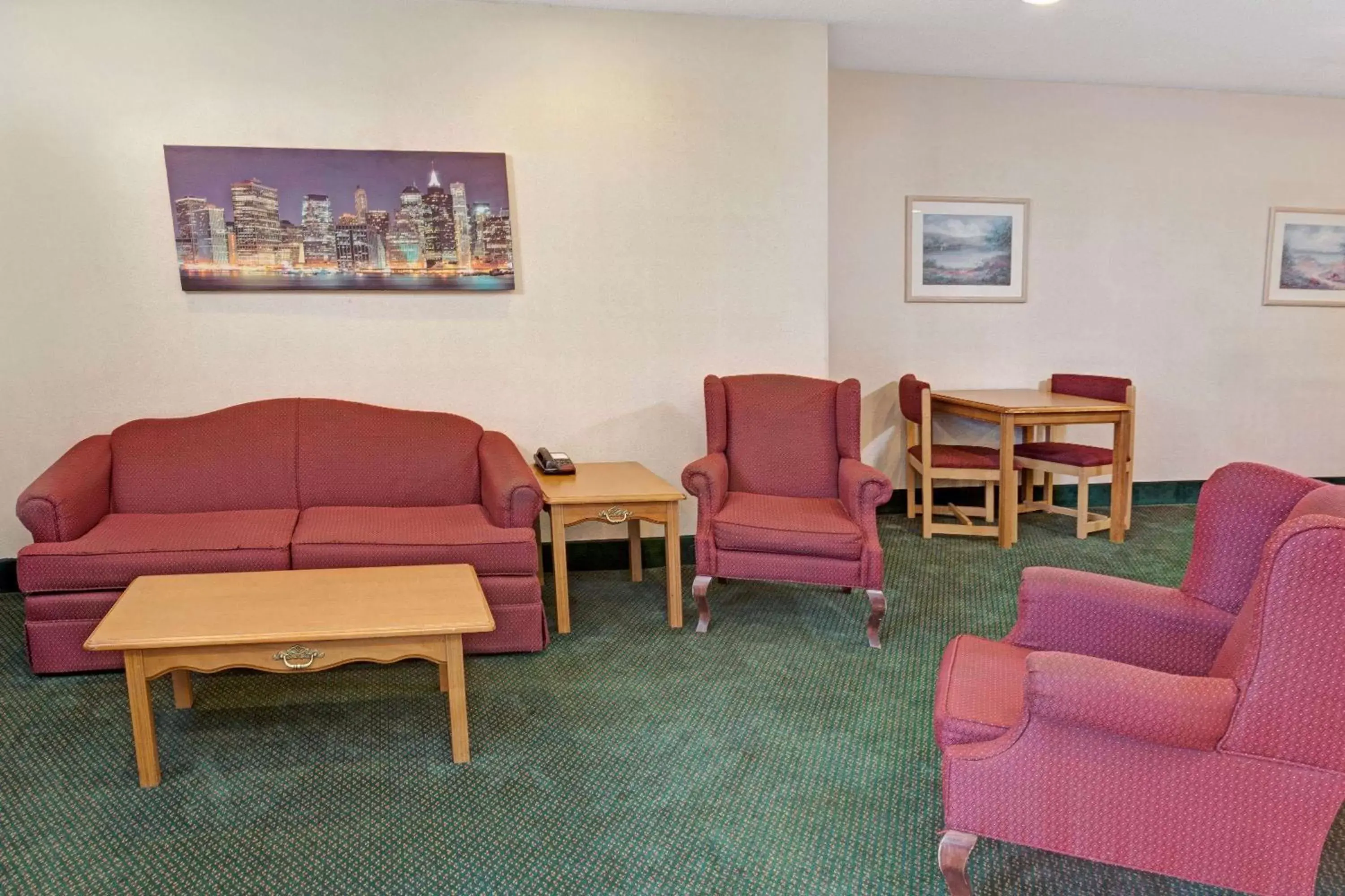 Bed, Seating Area in Howard Johnson by Wyndham Elk Grove Village - Chicago O'Hare